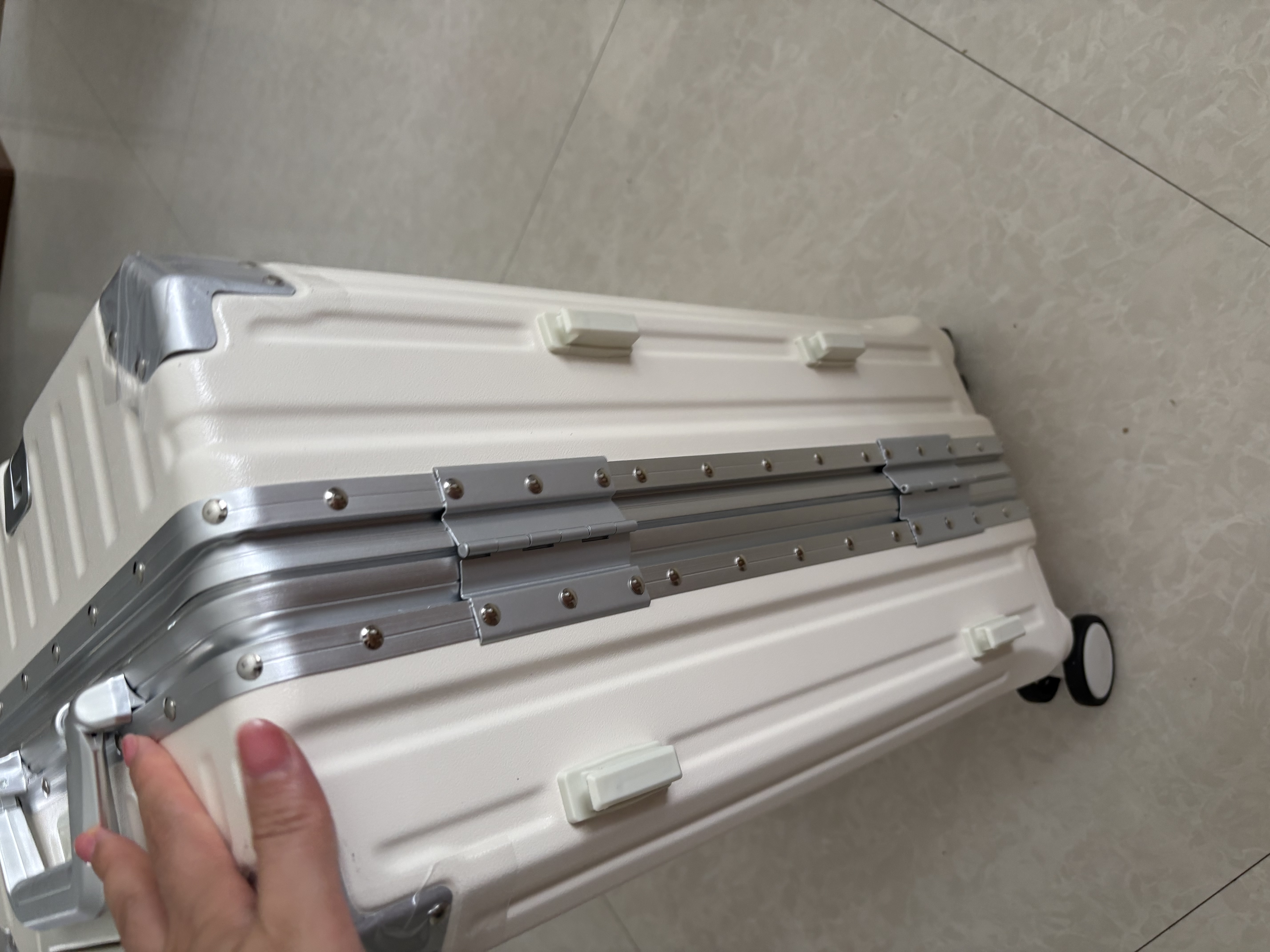 花瞳行李箱28寸大容量箱拉杆箱【明次日达】登机箱旅行箱密码箱皮箱子 米白色【USB+杯架+干湿分离】 20英寸 【可登机箱，短途出差】 实拍图