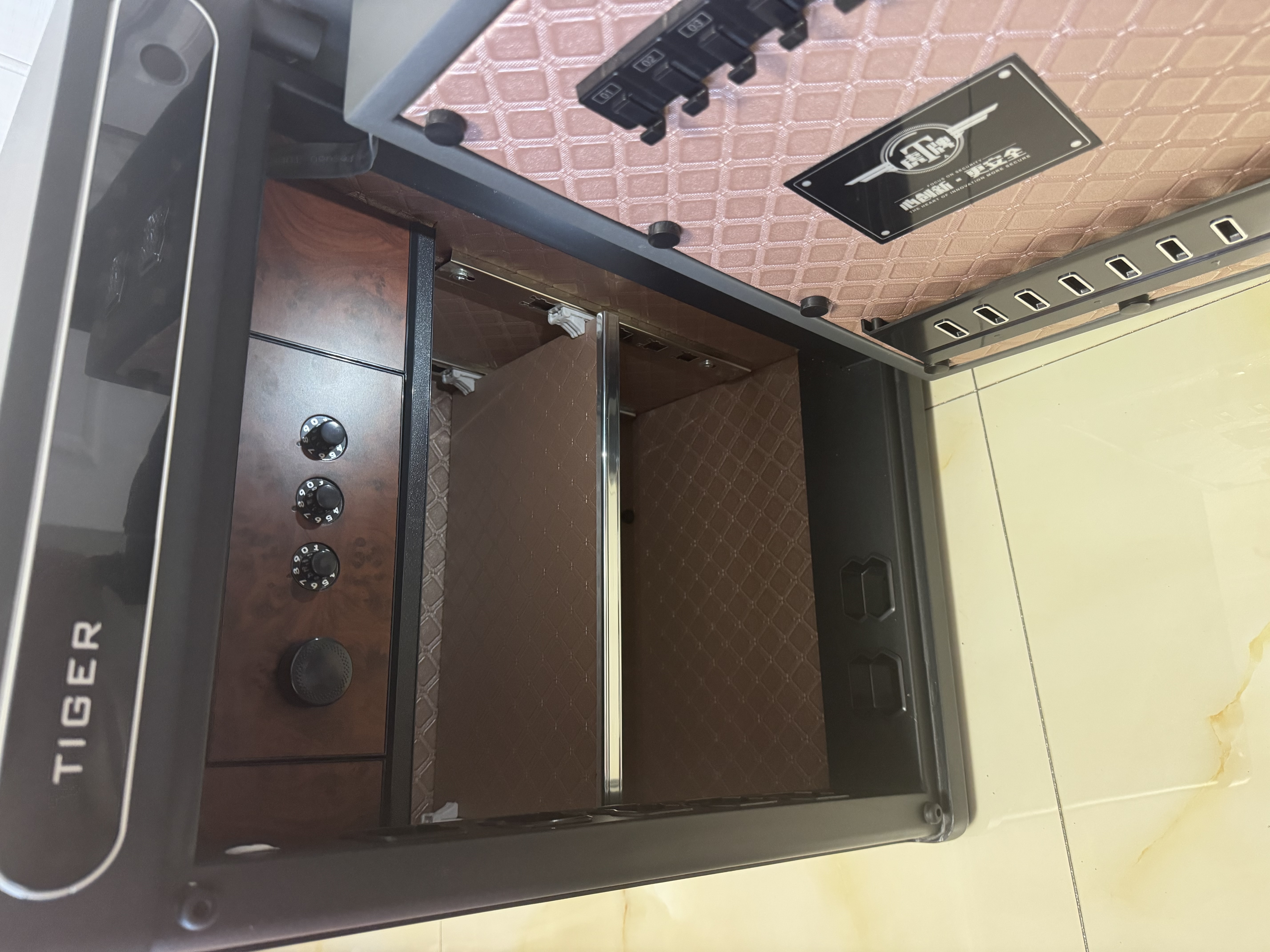 虎牌保险柜家用办公全钢防盗入墙指纹密码WiFi智控京东小家App智能生态保险箱 60维克灰 铭尚（触控密码+指纹） 实拍图