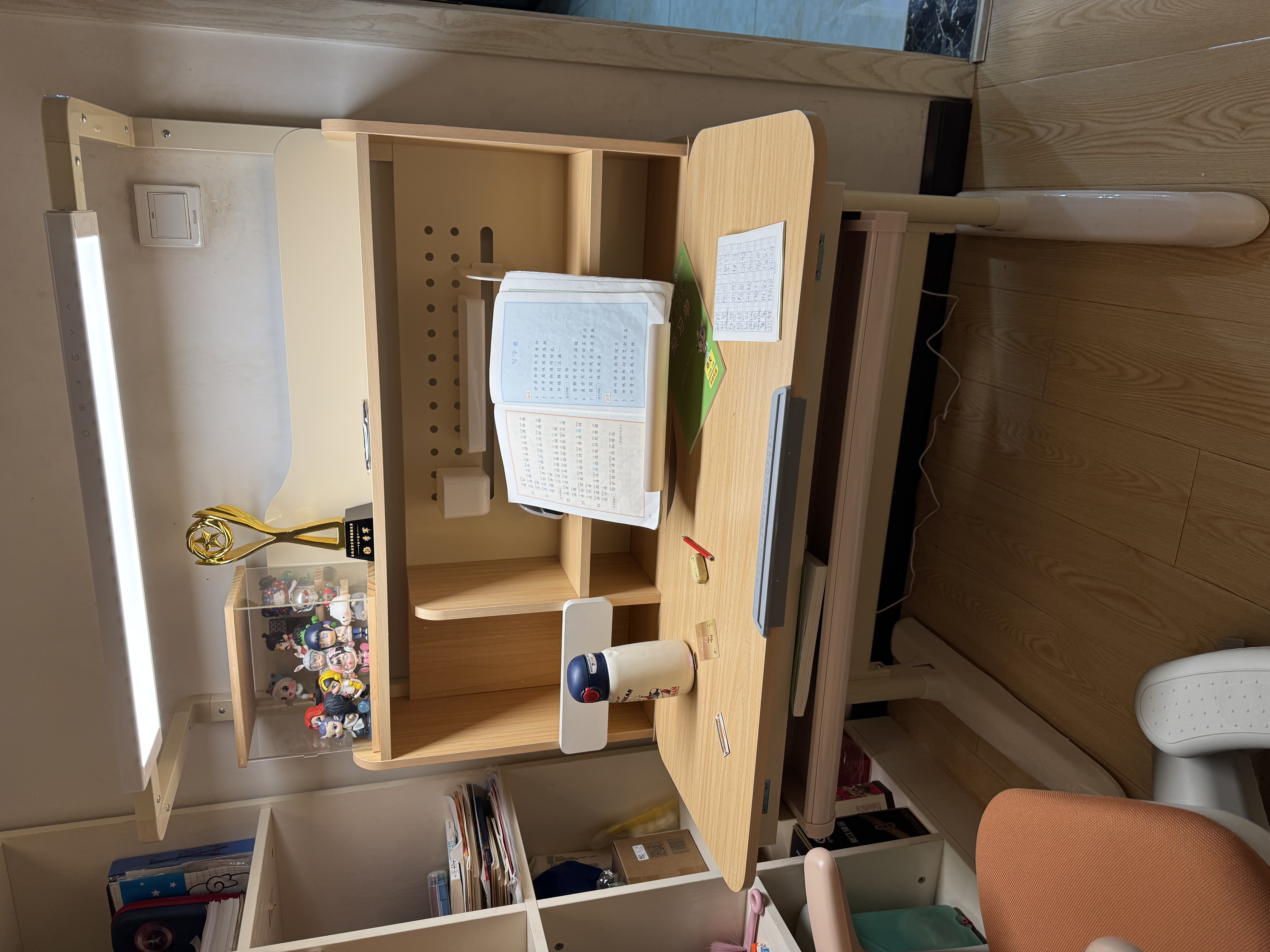 龙承匠人儿童学习桌椅套装J120实木可升降写字书桌中小学生6-18岁课桌椅子 1米实木桌+光谱大路灯+追背椅咖 赠学习大礼包 实拍图