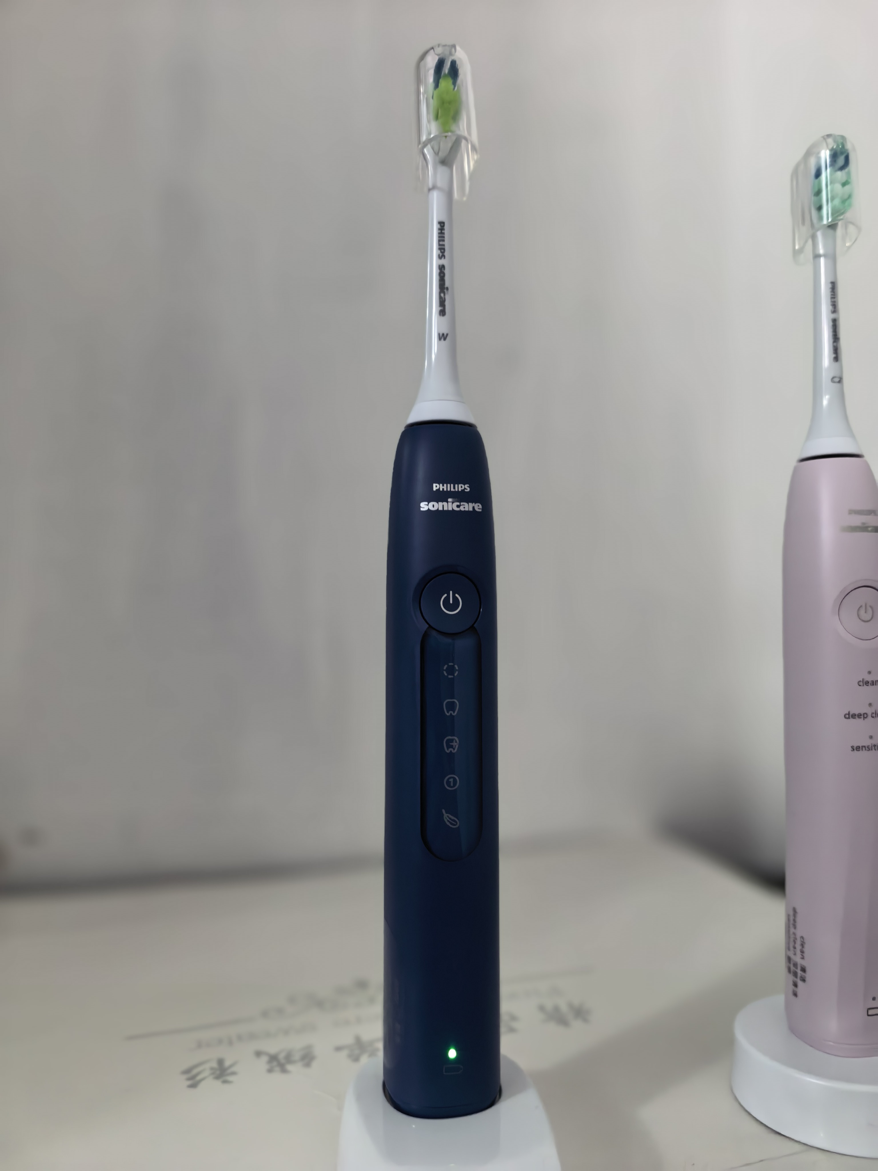 飞利浦（PHILIPS）【七夕情人节礼物】声波电动牙刷钻石1系 3倍洁齿3种清洁模式 送女友青少年学生党  粉色HX5070/04 实拍图