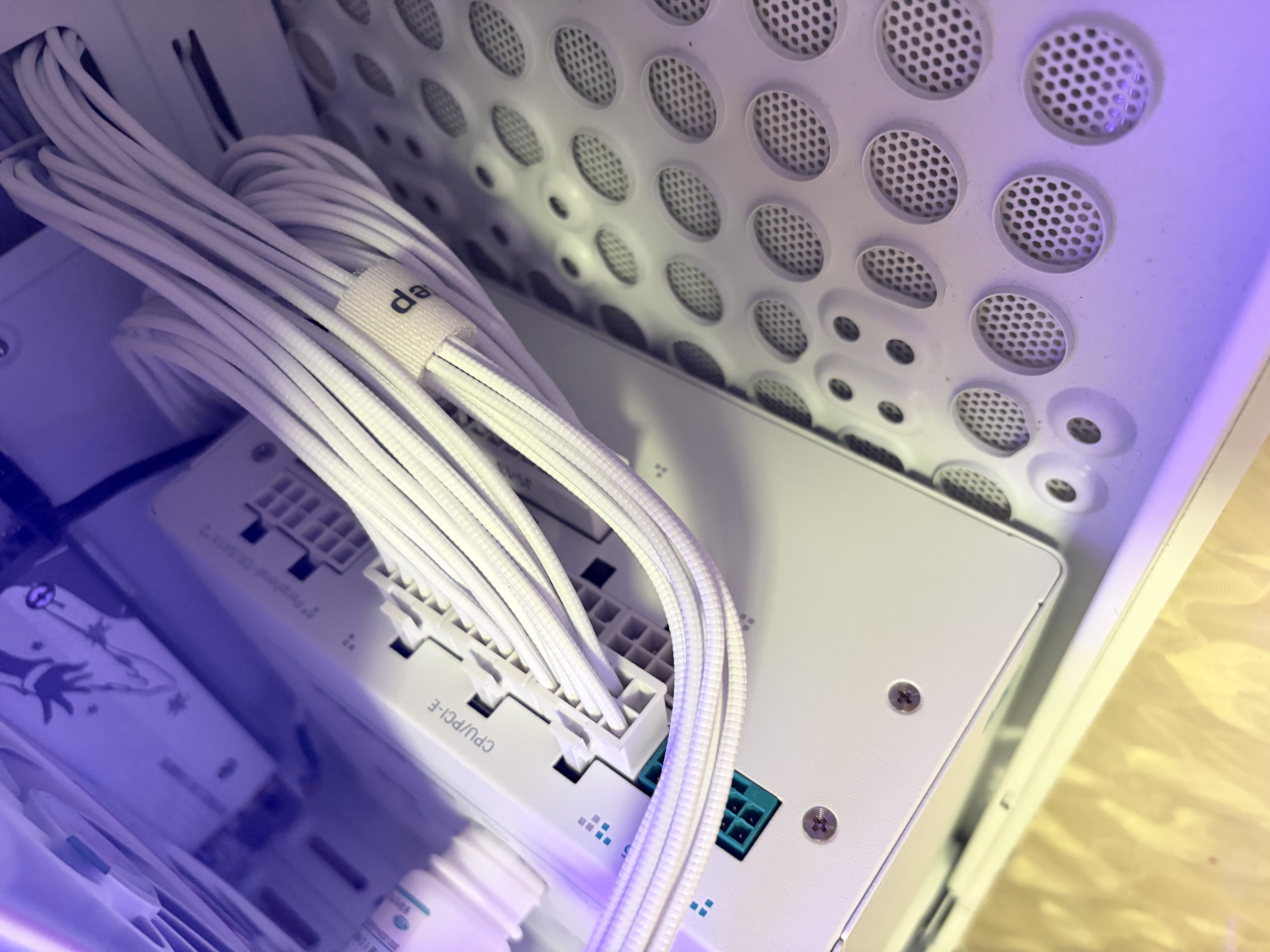九州风神PQ1200P白金牌ATX3.1主机电源白色额定1200W全模组(日系主电容/压纹模组线/12年换新/PQC00P-FD) 实拍图