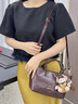 纪诗哲（GIEVSZHE）轻奢包包女包2026年新款单肩包女士斜挎水桶包生日礼物送女友老婆 咖啡色｜配雪莉玫熊挂饰｜品牌礼盒装 2026新款女生包时尚百搭洋气通勤小众高级感实用礼物 实拍图