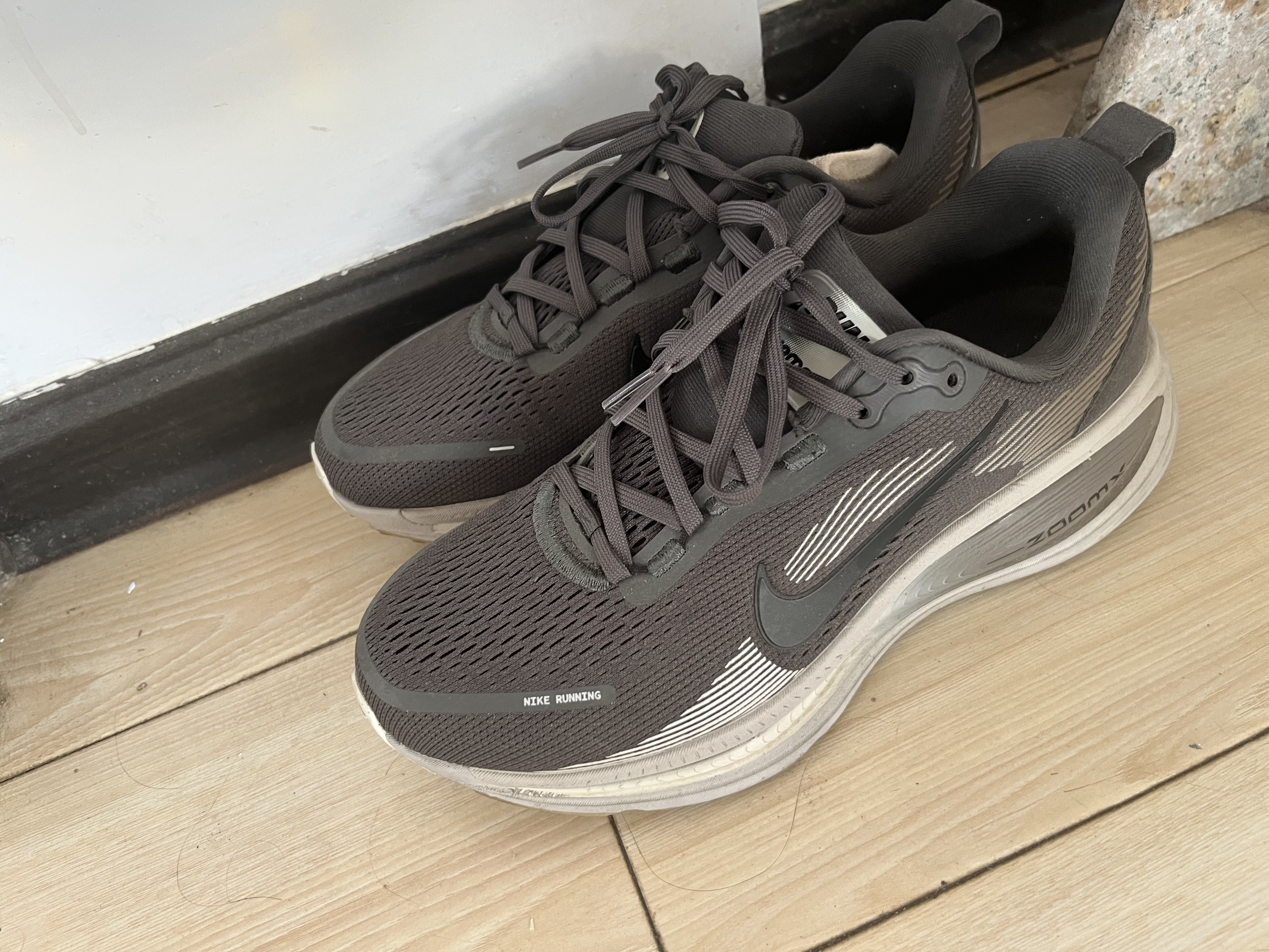 耐克NIKE男子跑步鞋减震 迈柔VOMERO 18 运动鞋HM6803-215黑灰 40.5 实拍图