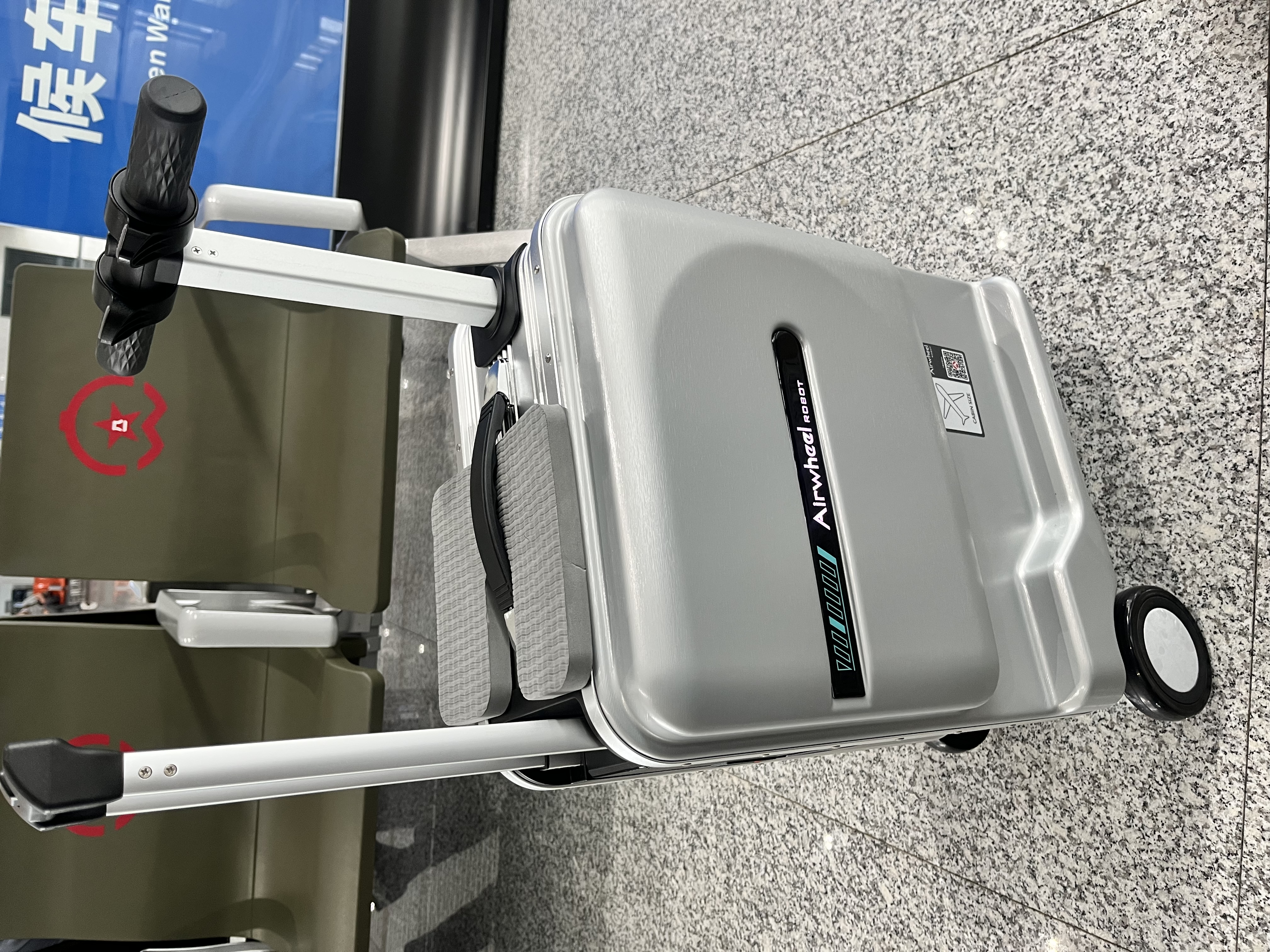 爱尔威（Airwheel）电动行李箱可骑行智能登机拉杆箱代步旅行箱20英寸智慧版—银 实拍图