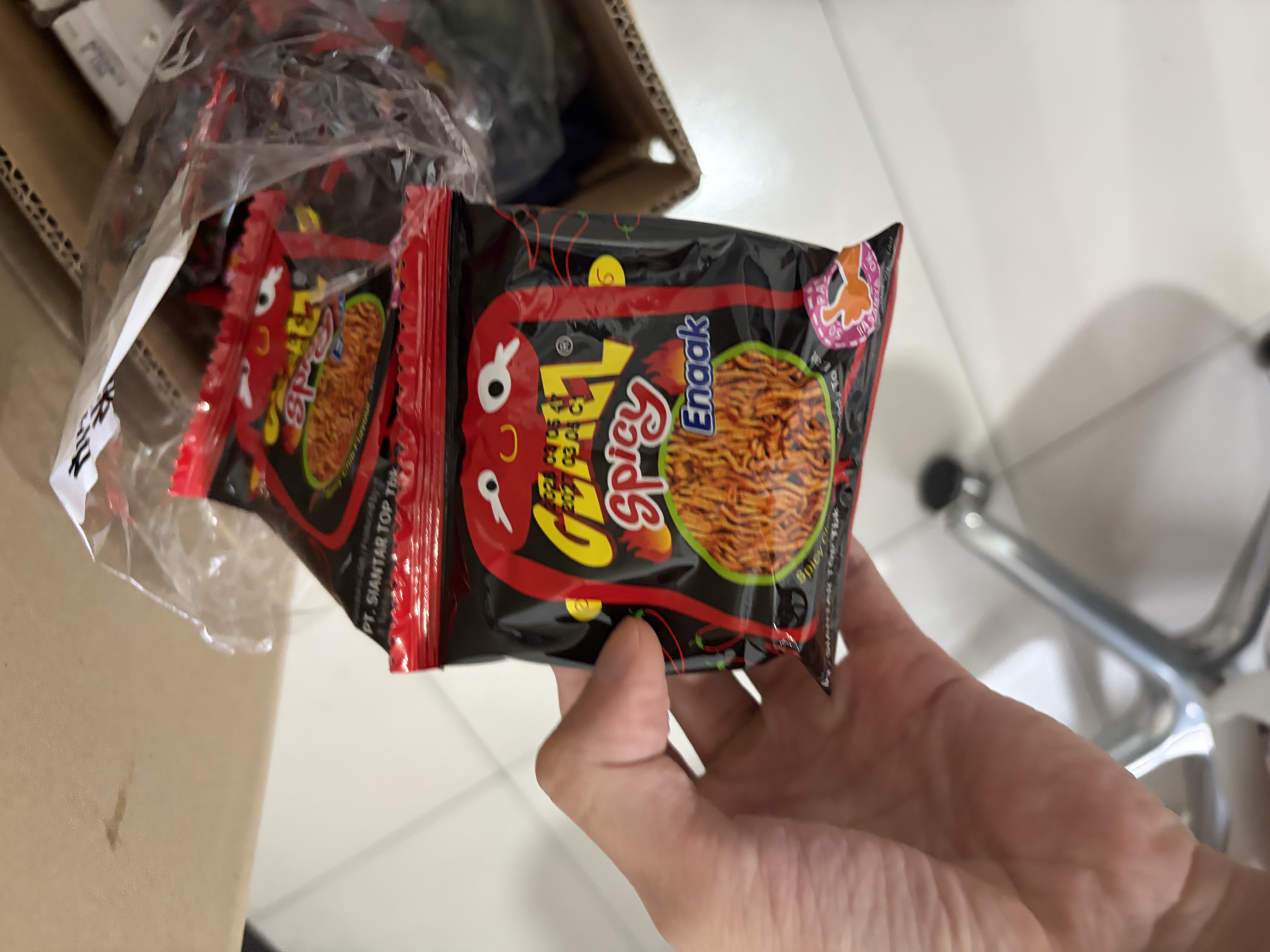 GEMEZ印尼进口小鸡干脆面火辣鸡肉味14g*20包 休闲零食干吃方便面 实拍图