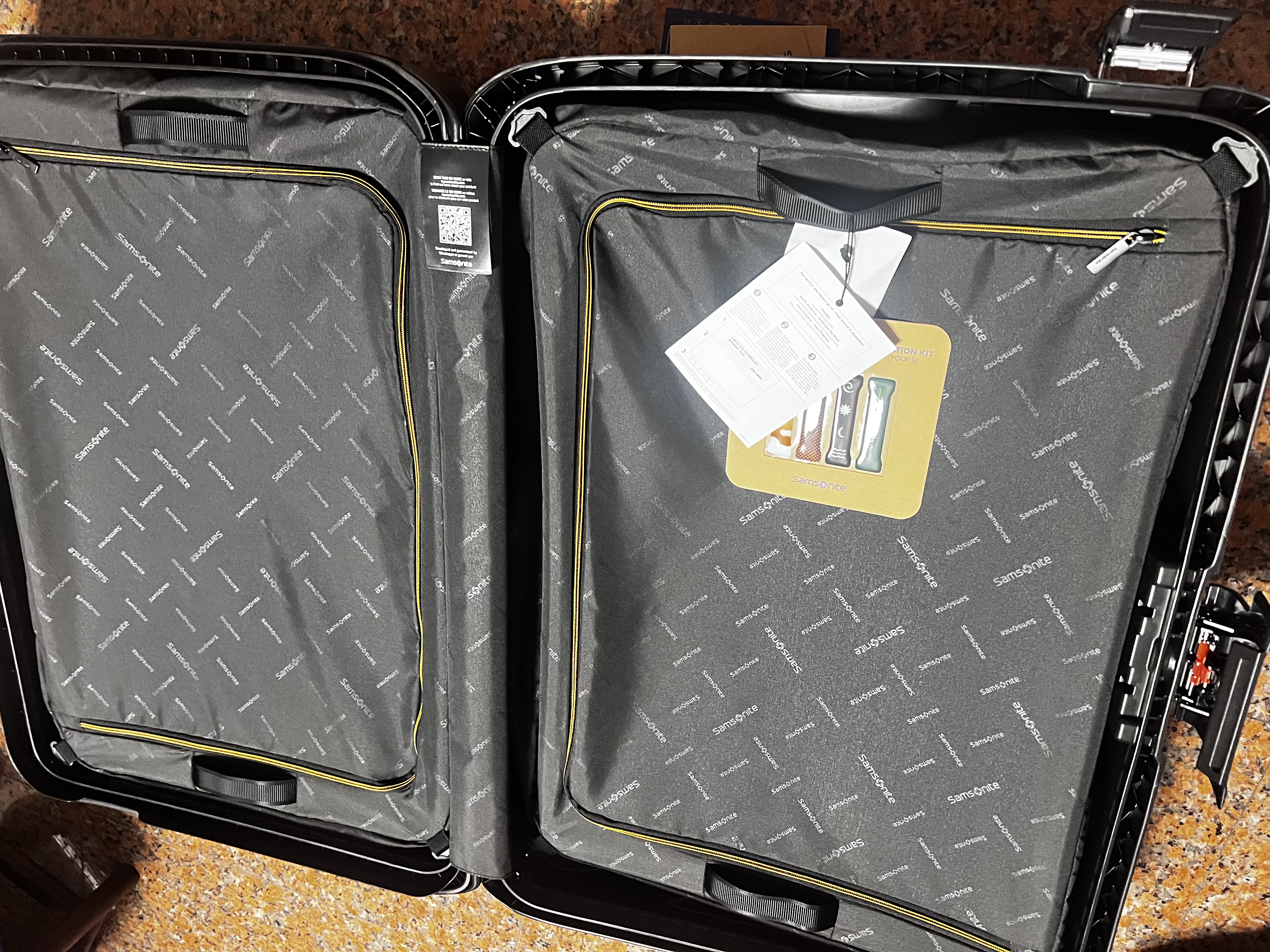 新秀丽欧洲进口时尚纯色卡扣拉杆箱男女旅行行李箱 KM0石墨黑 28英寸托运箱 实拍图
