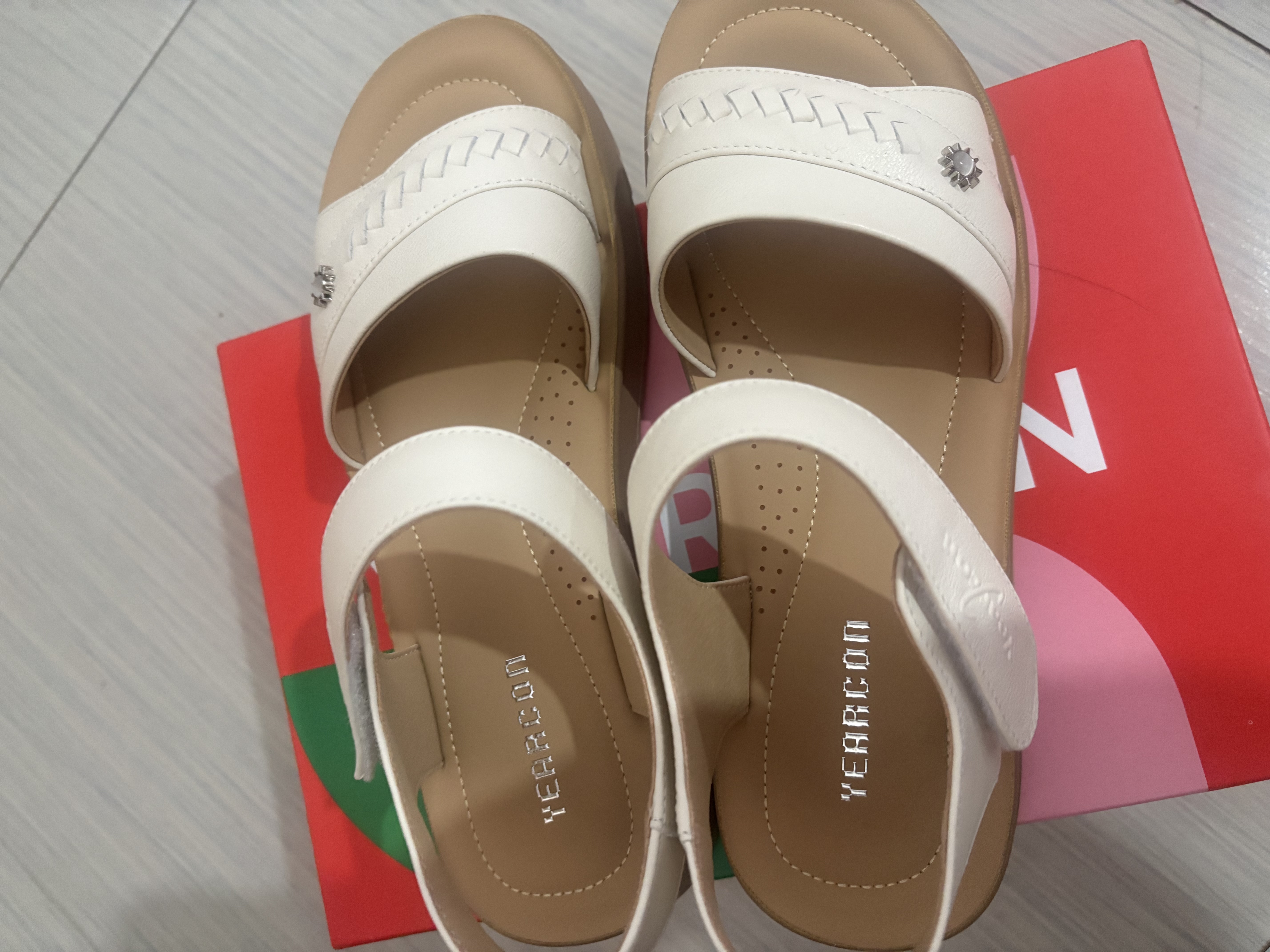 意尔康凉鞋女真皮软底魔术贴舒适坡跟中老年妈妈凉鞋 18061W 米白 39 实拍图