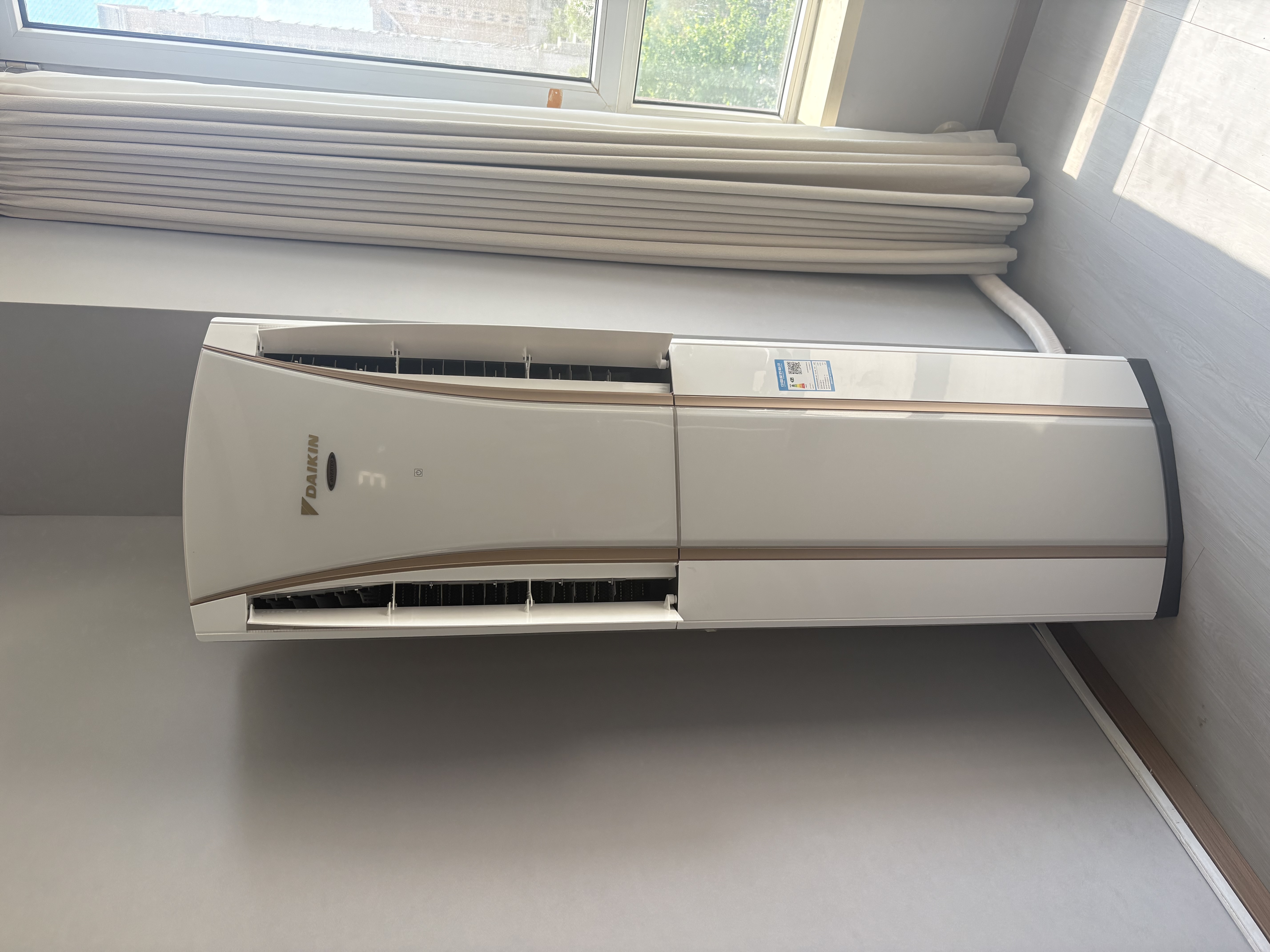 大金空调(DAIKIN)官方旗舰店 新一级能效 E-MAXG系列变频冷暖智能触控环抱气流立柜式空调以旧换新 G系列 2匹 FVXG150WC-W白色 实拍图
