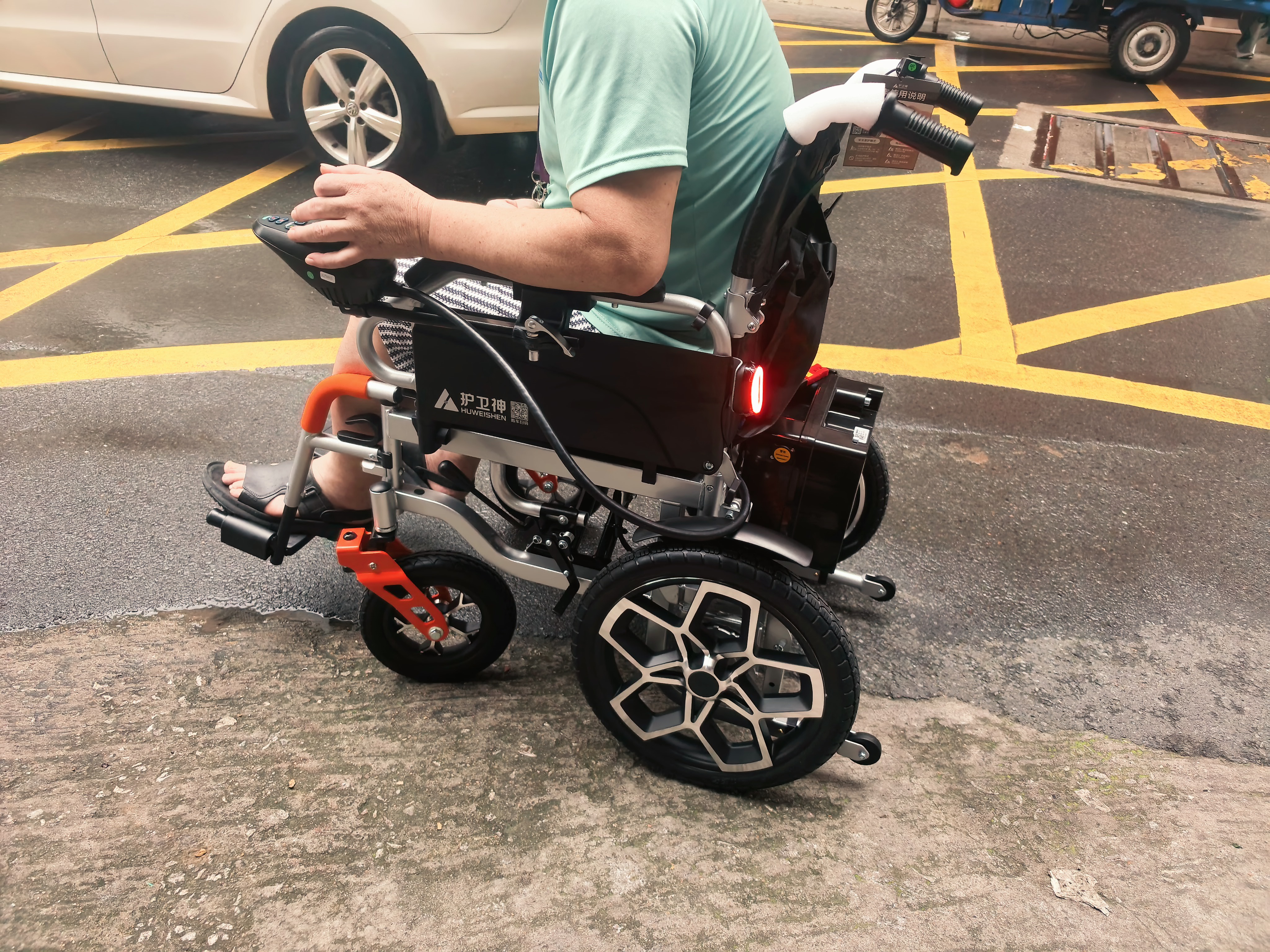 护卫神电动轮椅全自动老人专用可折叠智能防翻代步车手推车680大霸王 【5】低靠背/30安锂电池/电助力推行 搭载“专利防翻系统” 实拍图