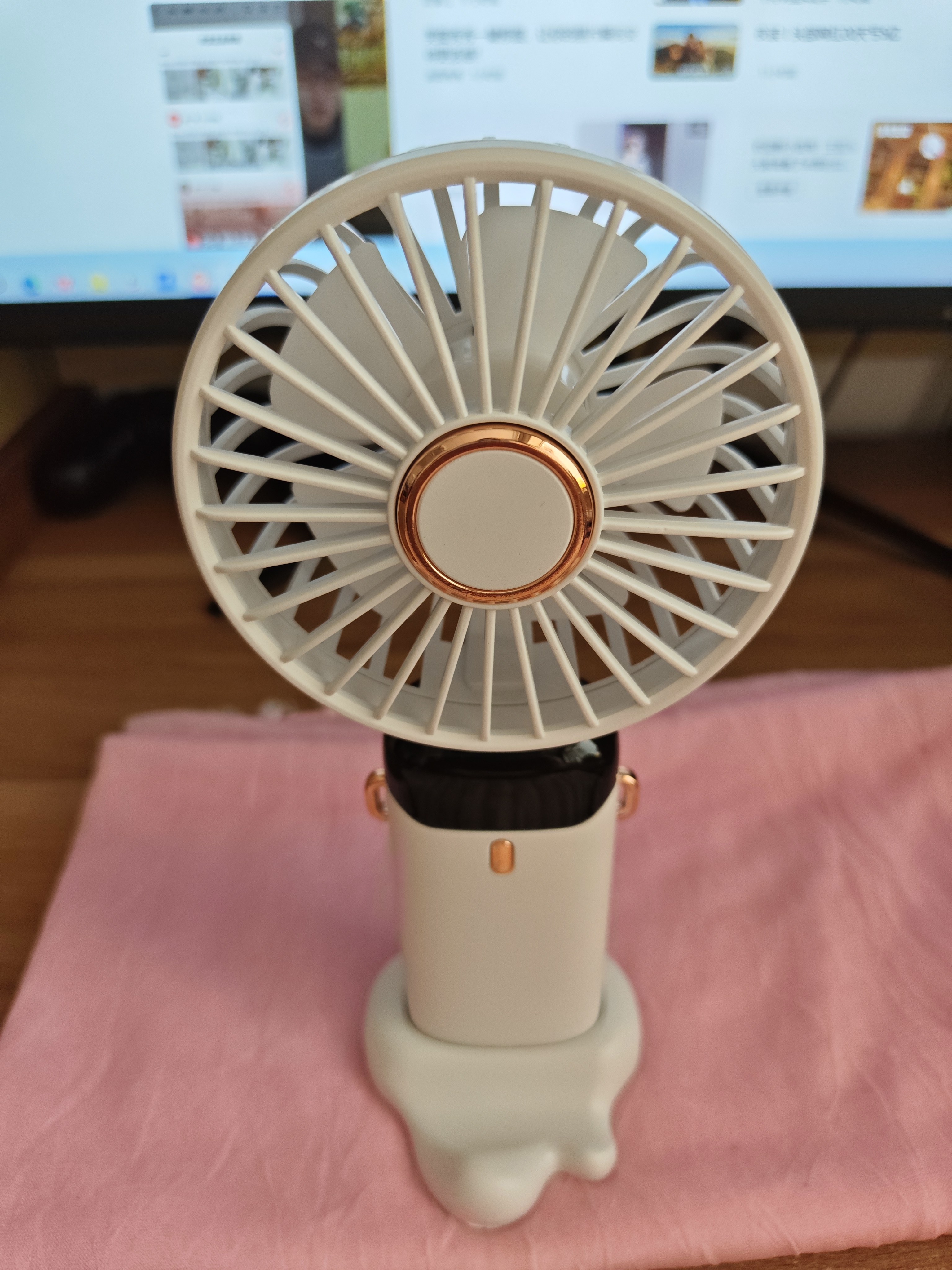 卡莱澳手持小风扇迷你便捷支架usb折叠桌面挂脖式户外学生宿舍办公室轻音充电大风力长续航 白色 实拍图
