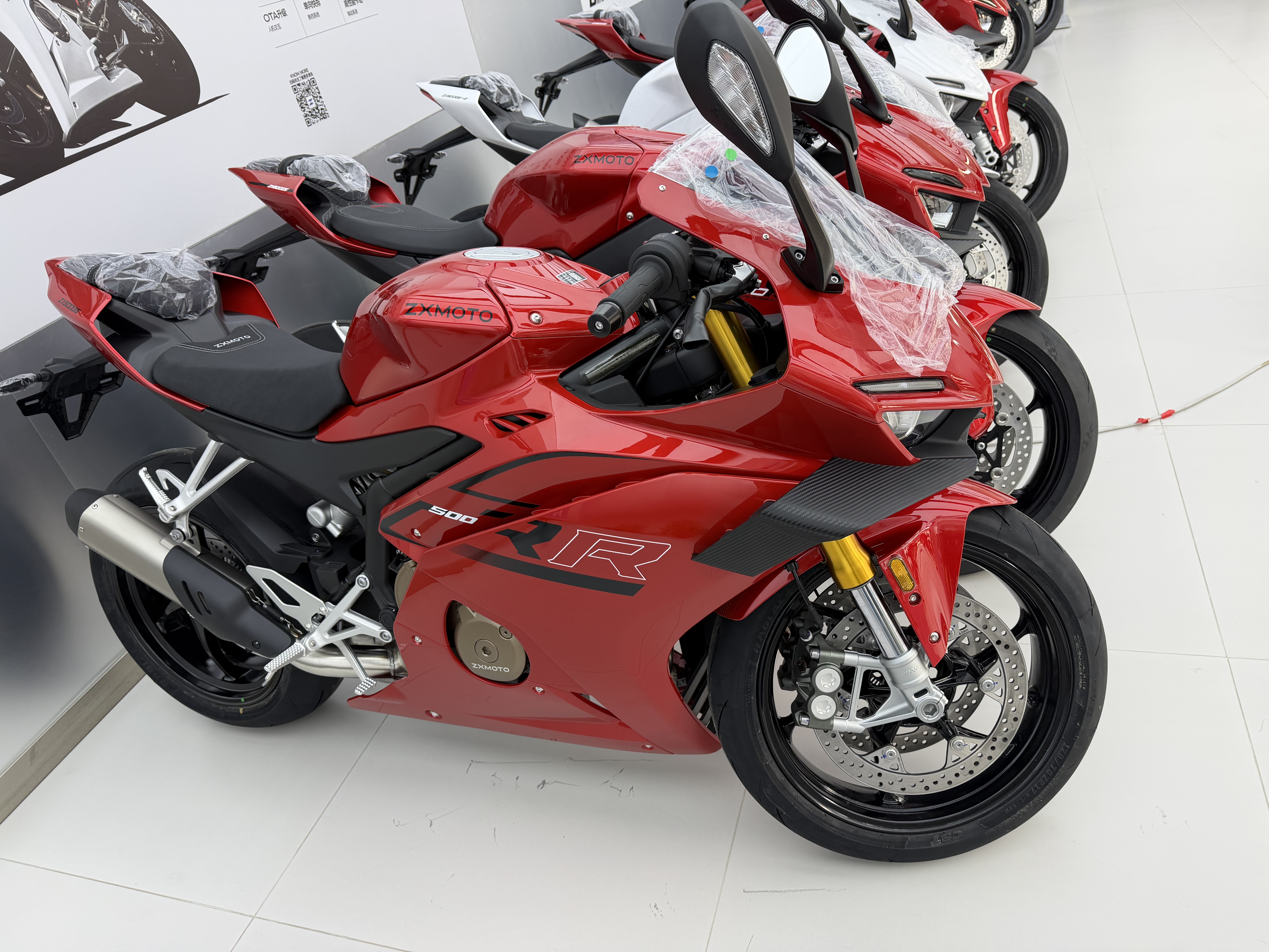 张雪机车ZXMOTO 2026款500RR单摇臂四缸燃油仿赛摩托车跑车机车 26款500RR单摇臂（珍珠白） 实拍图