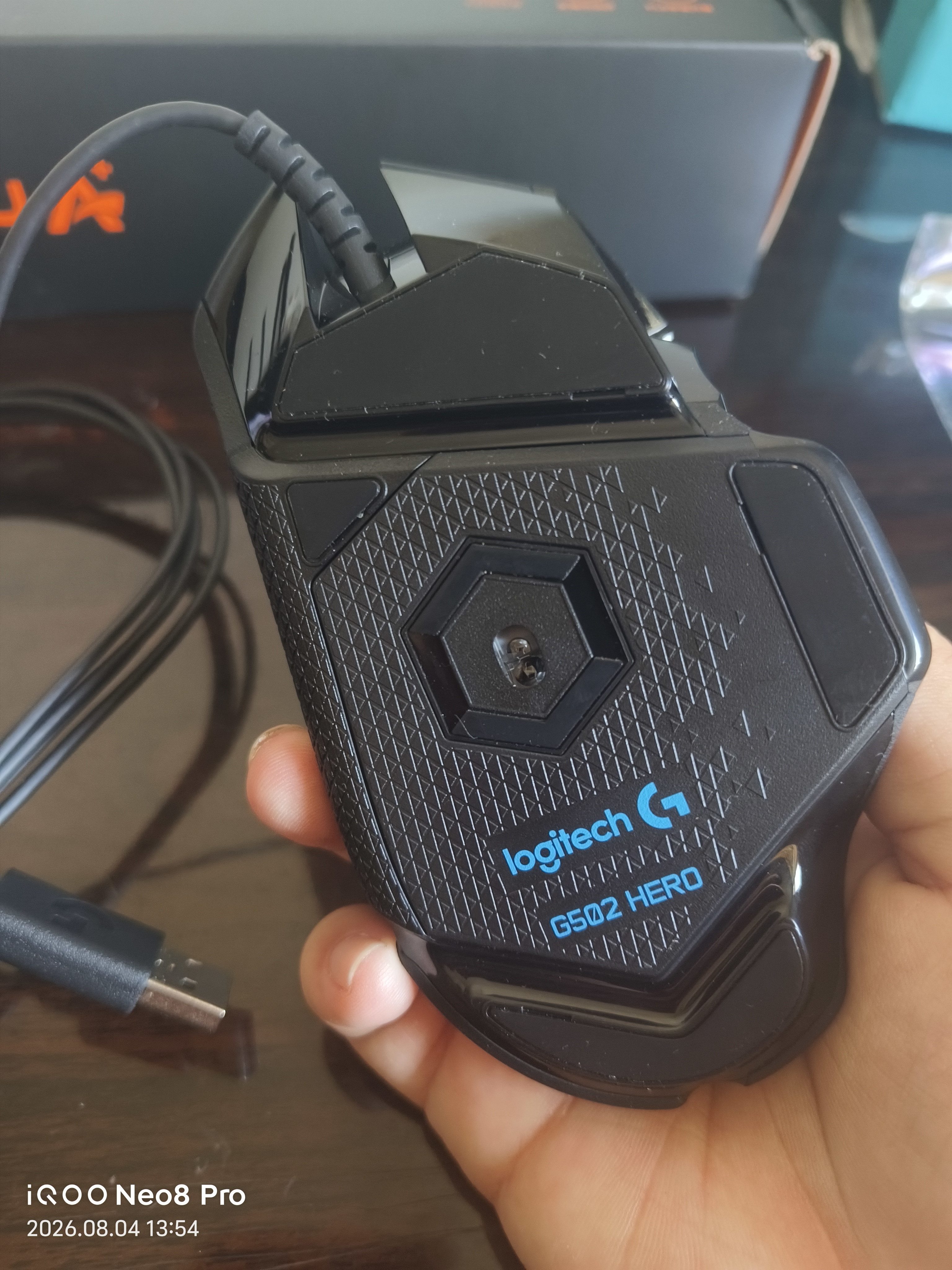 罗技（G） G502 HERO主宰者 有线鼠标 游戏鼠标  g502hero  可配重HERO引擎 礼盒送男友 RGB炫彩灯光 G502H（阿卡丽贴纸） 实拍图
