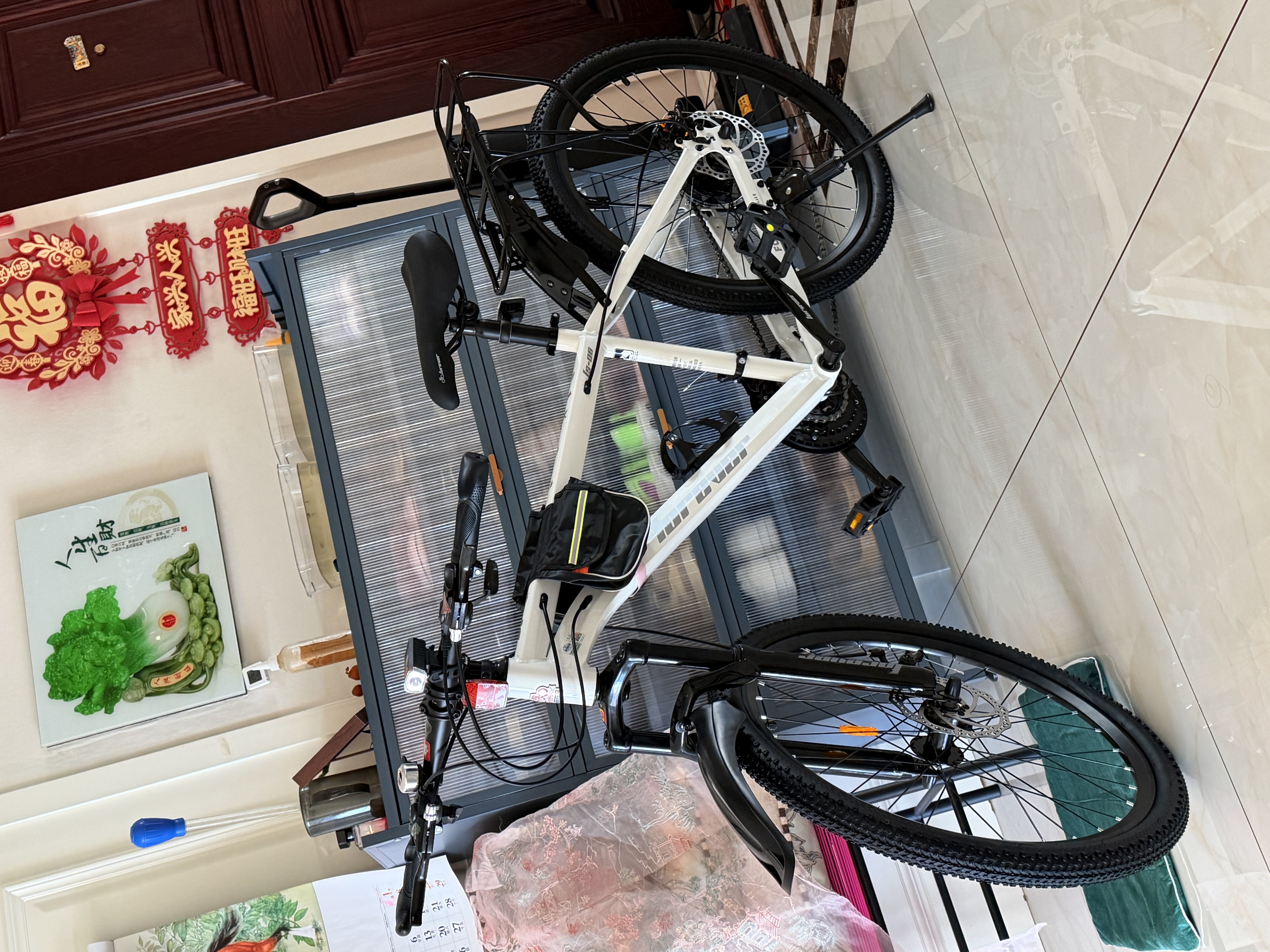 永久自行车成人山地车自行车学生男女铝合金变速公路自行车油碟单车 【钢架/全套轴承】蛟白色 24速 24寸【推荐145-170cm】 实拍图
