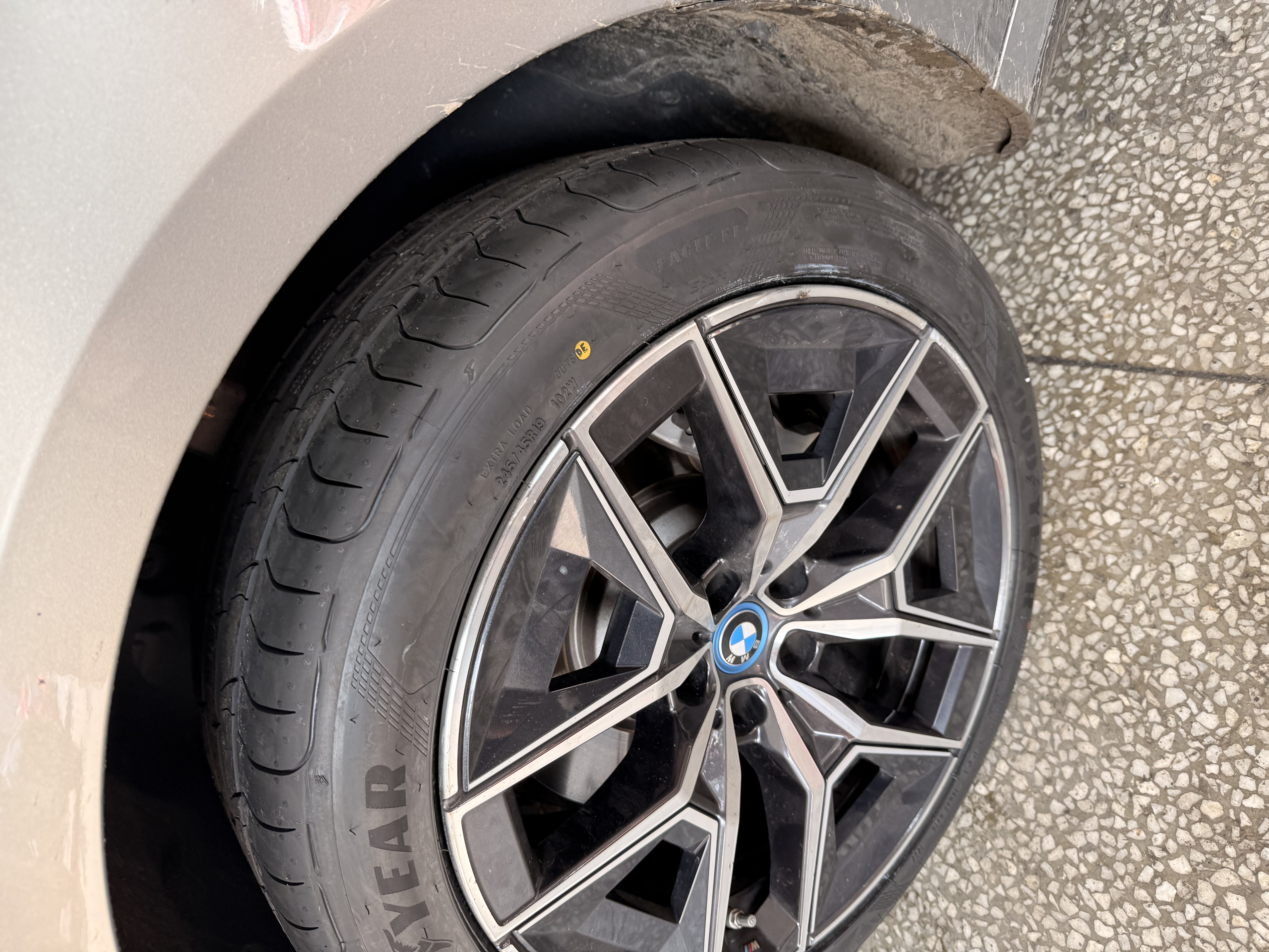 固特异（Goodyear）汽车轮胎 245/45R19 102W 鹰驰F1酷跑 适配奥迪A6/A7/BY 御乘升级 实拍图
