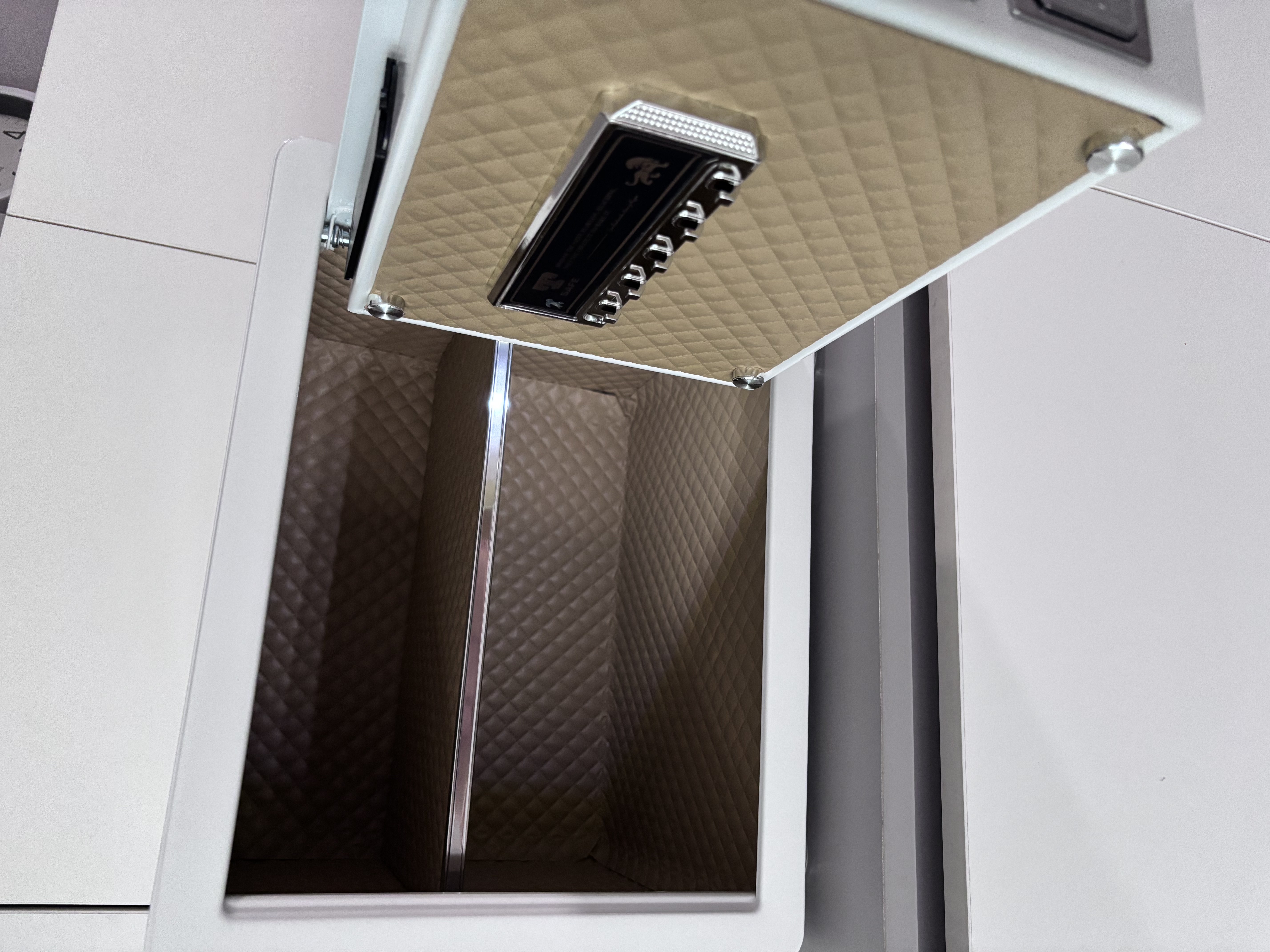 虎牌保险柜家用型25/30cm办公室财务专用全钢防盗保险箱入墙入柜指纹/密码智能床头保管柜 30型-白色 指纹密码款 实拍图