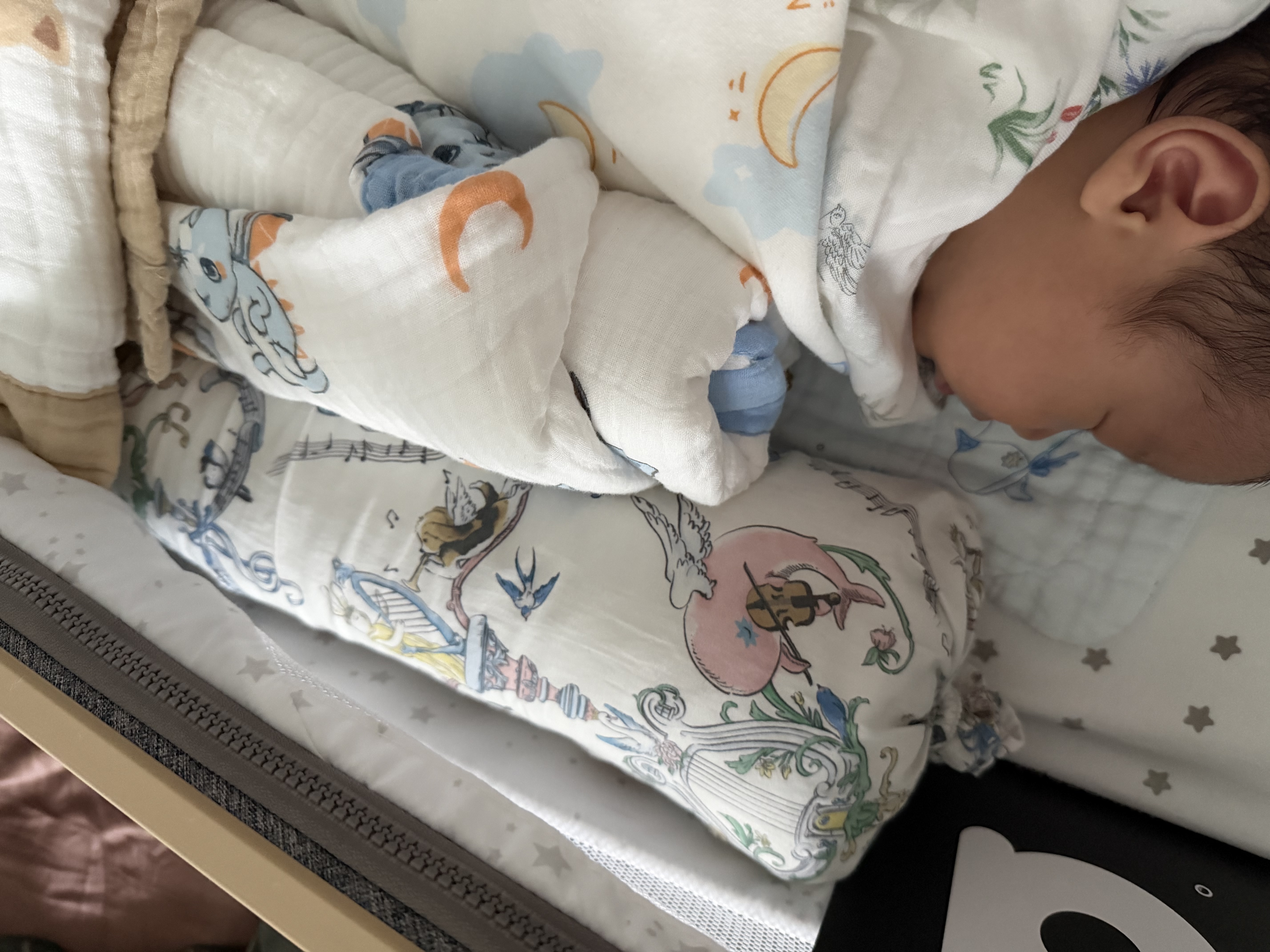 babycare婴儿安抚枕头宝宝多功能睡觉抱枕透气软糖枕0-6月星乐之城40*12CM 实拍图
