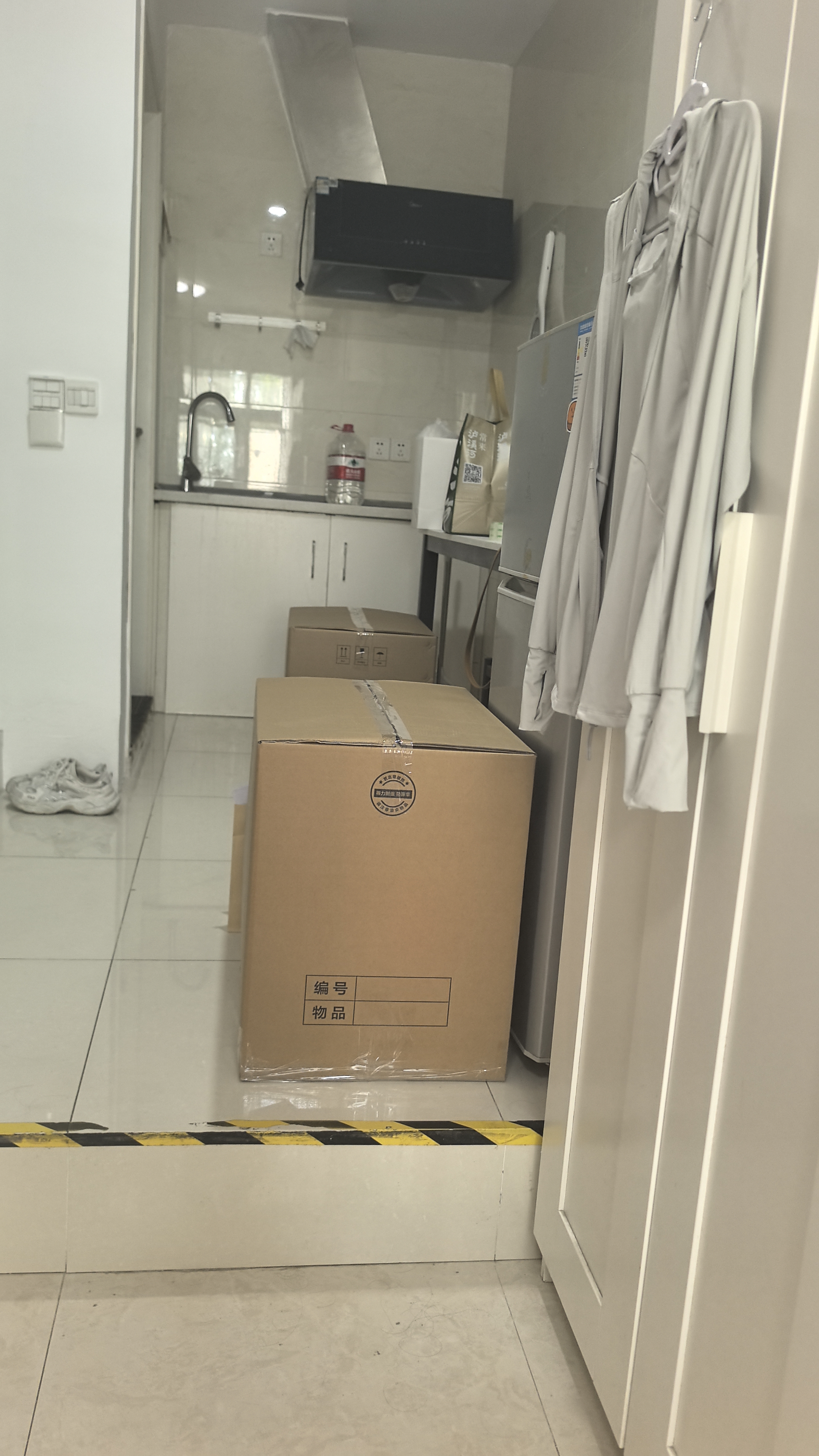 得力（deli）搬家纸箱 加厚特大号打包箱快递打包箱收纳纸箱子60*40*50cm【无扣手2个装+封箱胶带】 实拍图