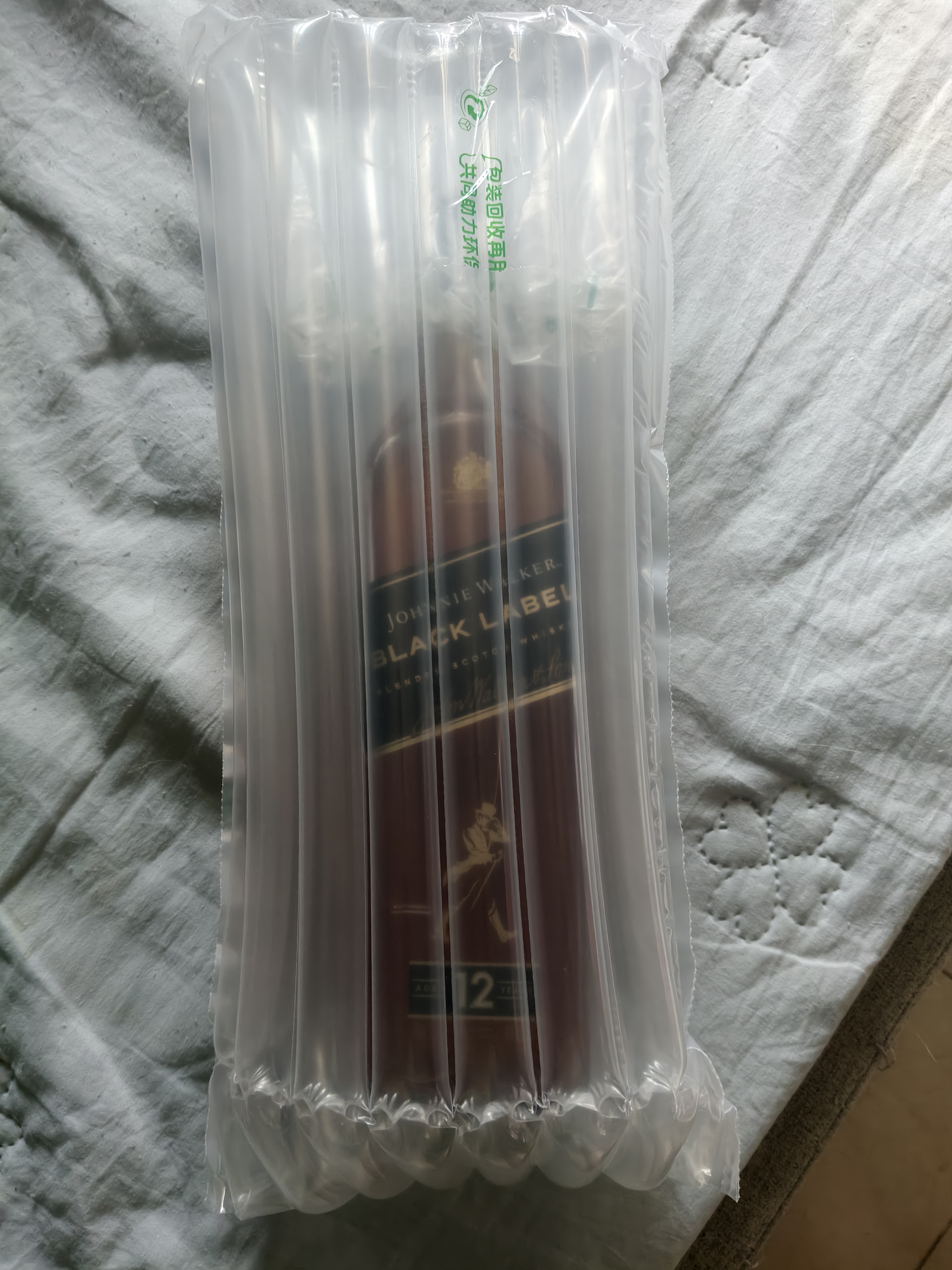 尊尼获加（JOHNNIE WALKER）黑方黑牌 12年 苏格兰 调和型威士忌 700ml  裸瓶装 实拍图