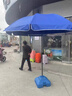 户外遮阳伞大号摆摊伞大型雨伞太阳伞沙滩伞防晒广告庭院伞大伞 2.0米蓝色加厚层架+防风 实拍图