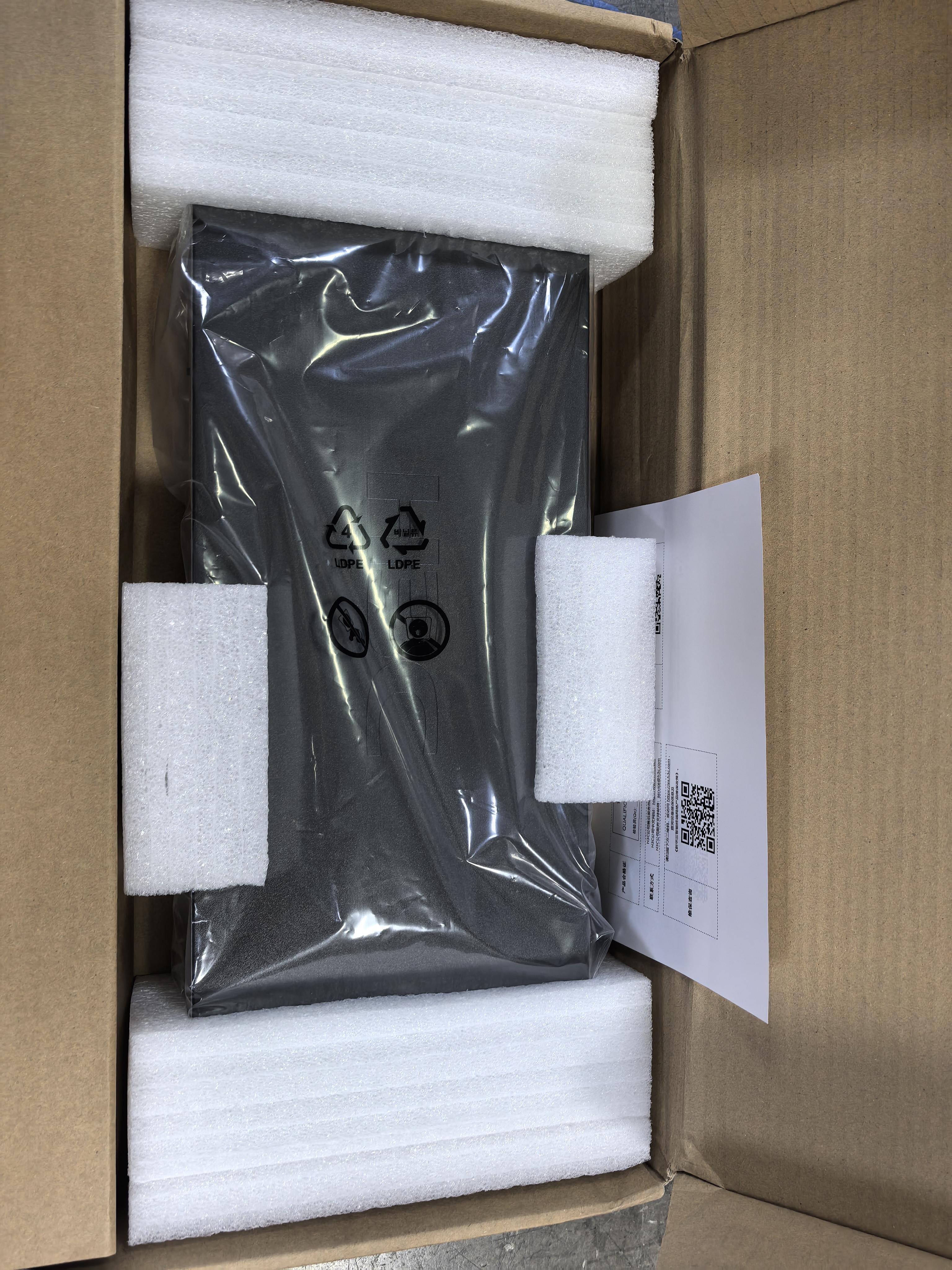 华三（H3C）24口千兆电+2千兆光交换机 企业级机架式 非网管交换器 网络网线分流器 S1224F 实拍图