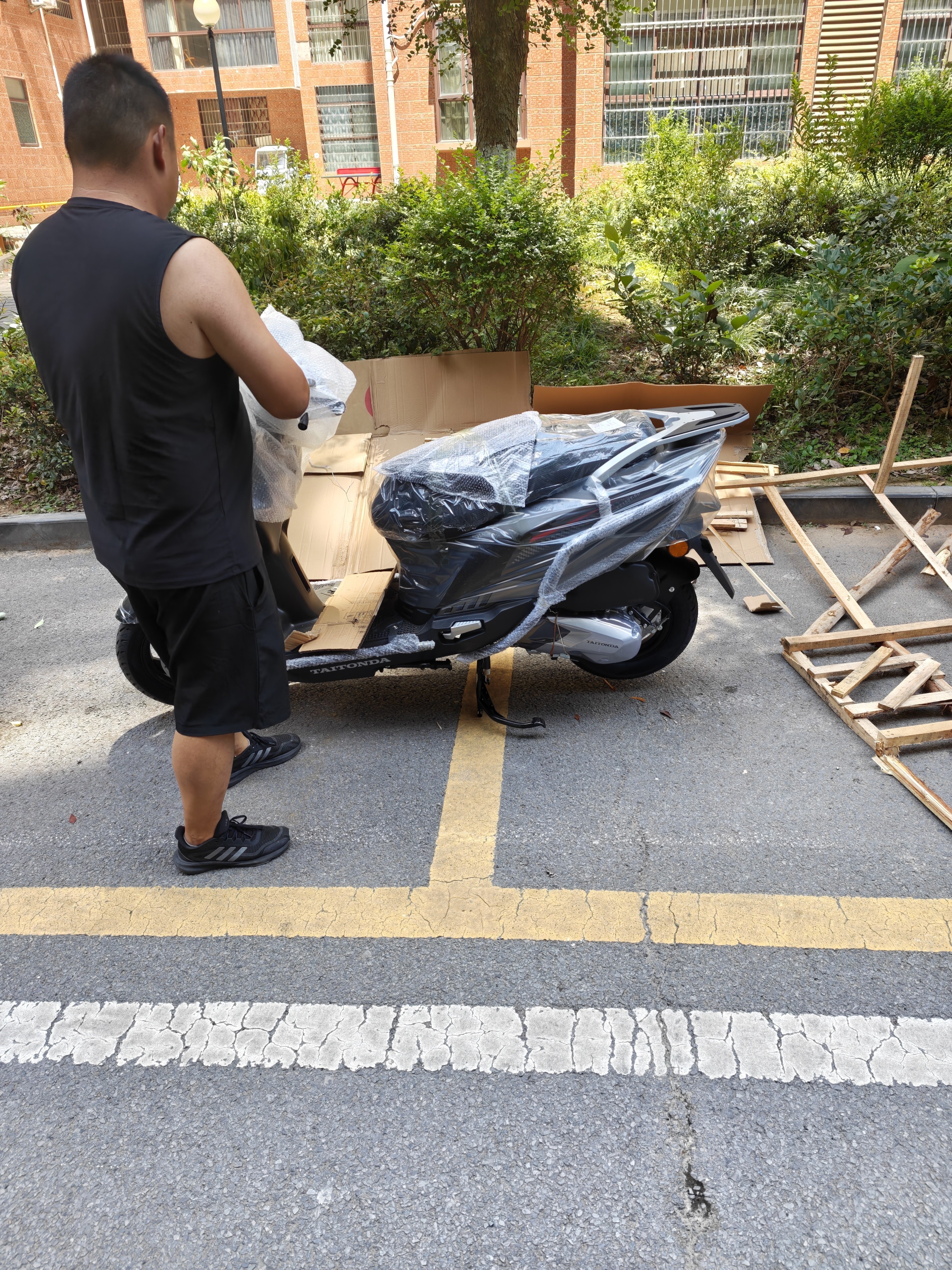 破界猛禽X2高配版150踏板燃油摩托车2025款新款代步上班长途可上牌 黑 实拍图