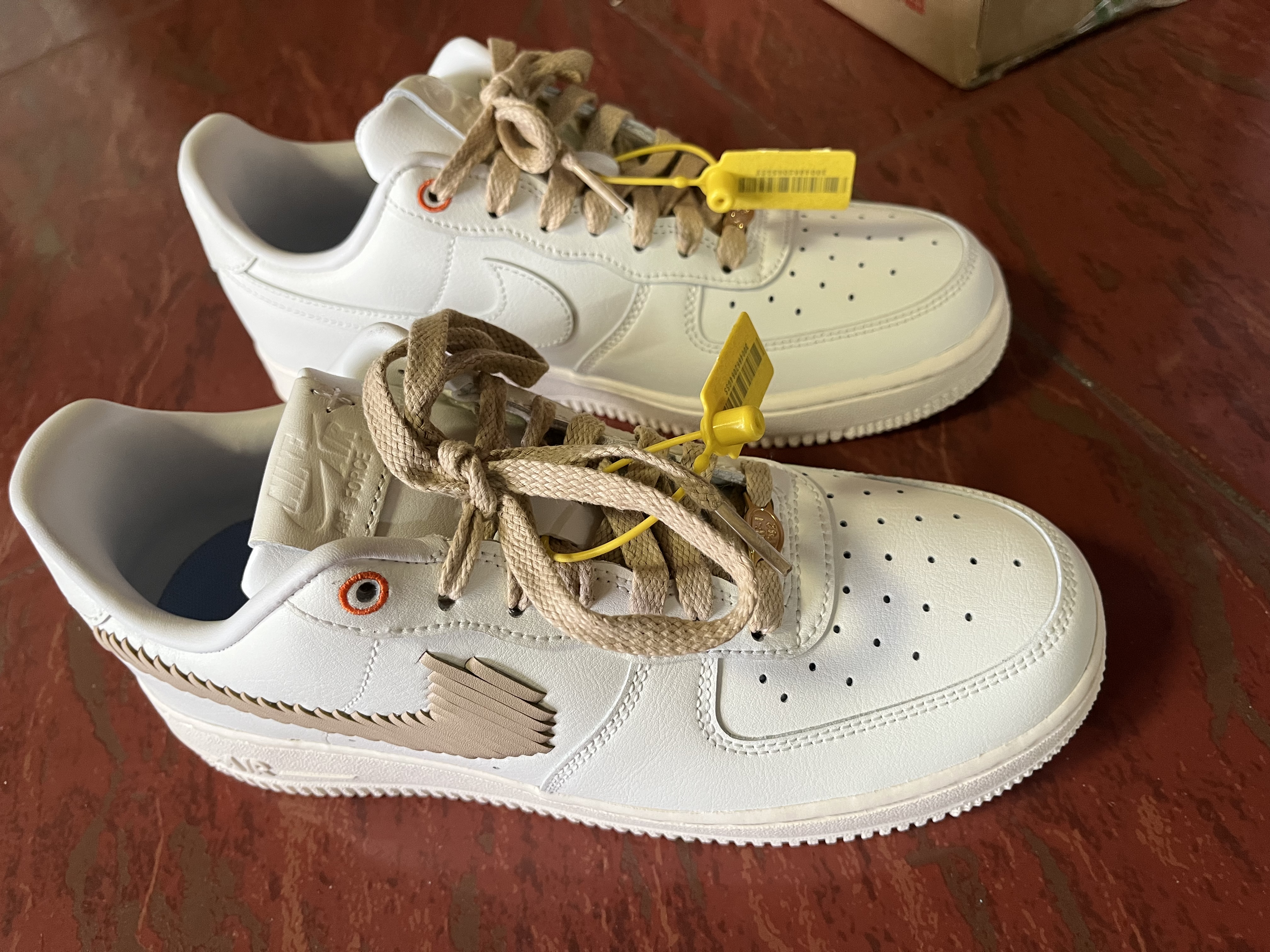 耐克NIKE男子运动鞋AIR FORCE 1 '07 LV8 ESS+休闲鞋IR7011-121白40 实拍图