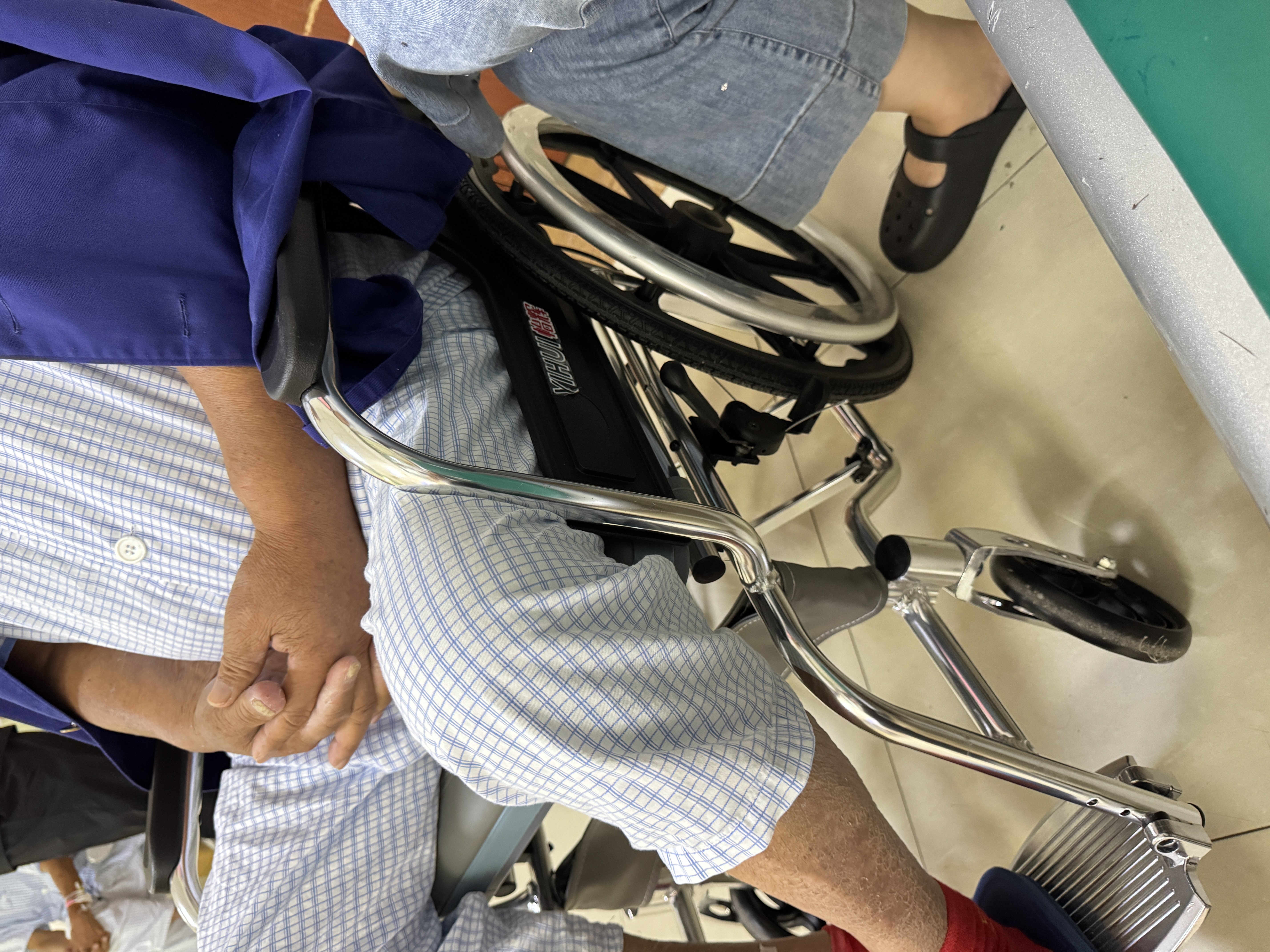 怡辉（YIHUI）轮椅瘫痪老人专用出行可洗澡大小便轻便折叠骨折带坐便器代步推车 实拍图