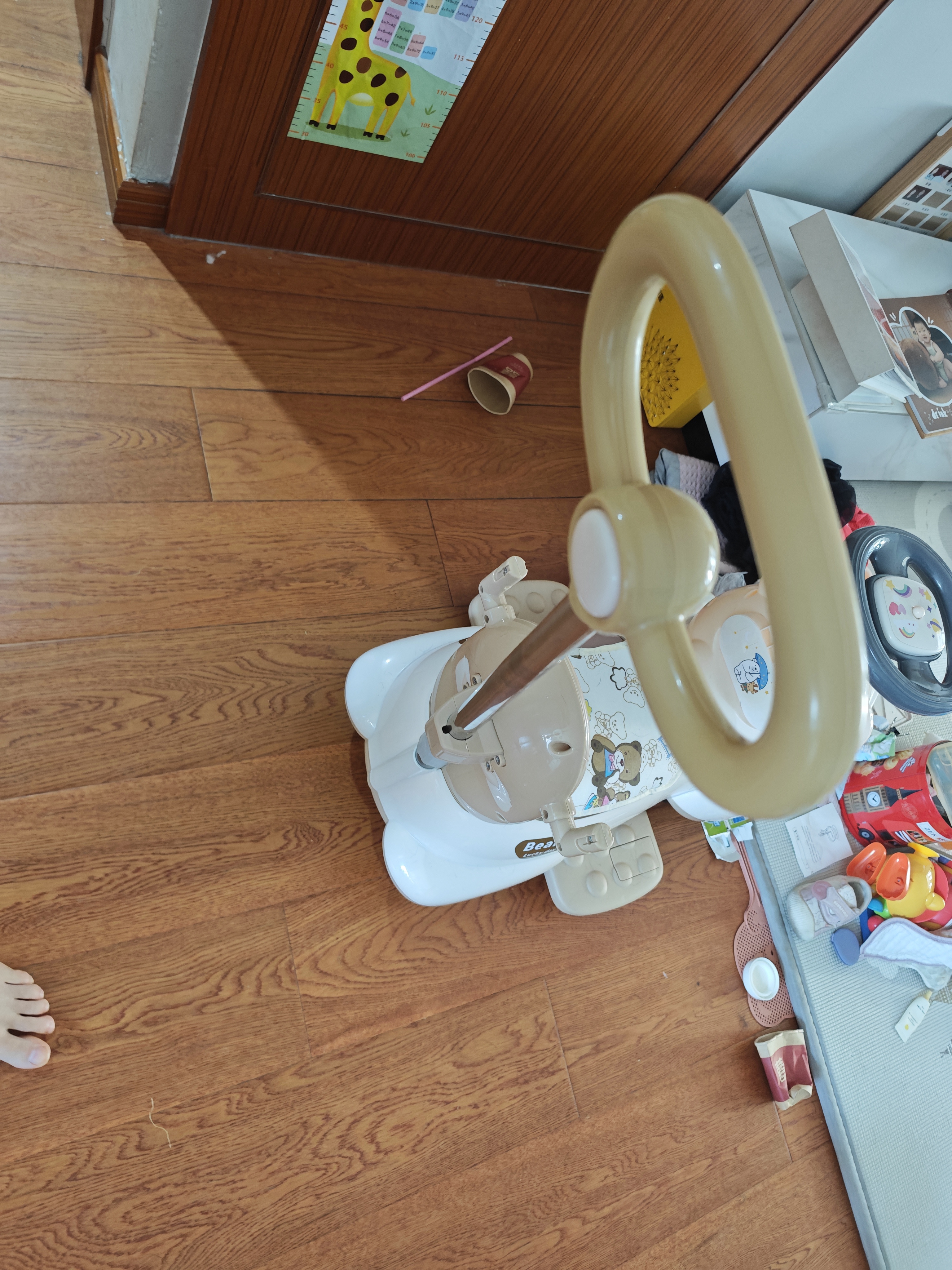卡卡曼儿童电动扭扭车1-3-6岁可坐大人防侧翻手推宝宝溜溜车婴儿摇摇车 高配滑行款【咖色+音乐+餐盘+护栏+靠背+可转向推把】 可手推男孩女孩宝宝儿童玩具车生日周岁礼物 实拍图