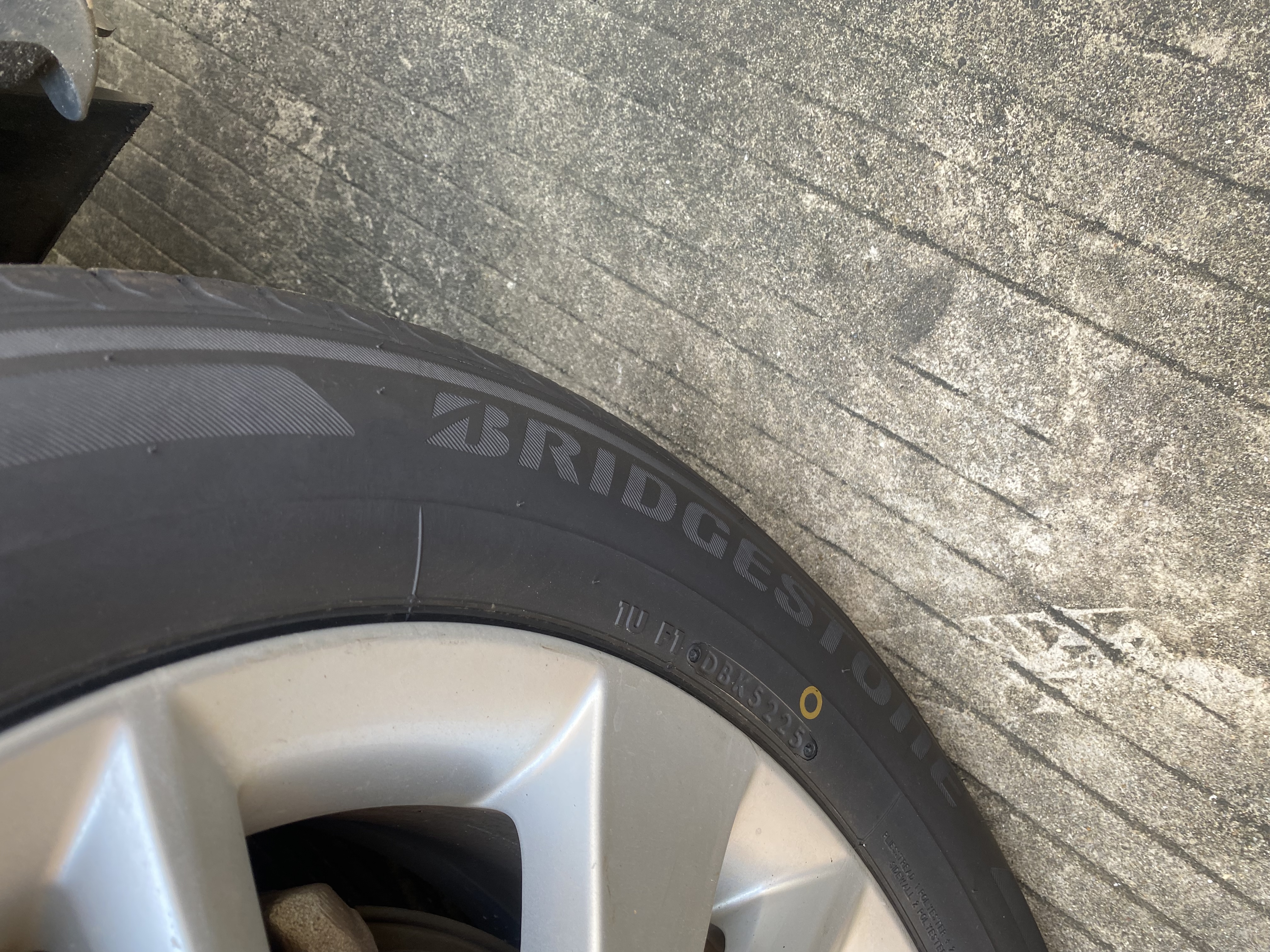 普利司通（Bridgestone）汽车轮胎 215/60R16 95V T001 适配帕萨特/锐志/凯美瑞/雅阁/天籁 实拍图
