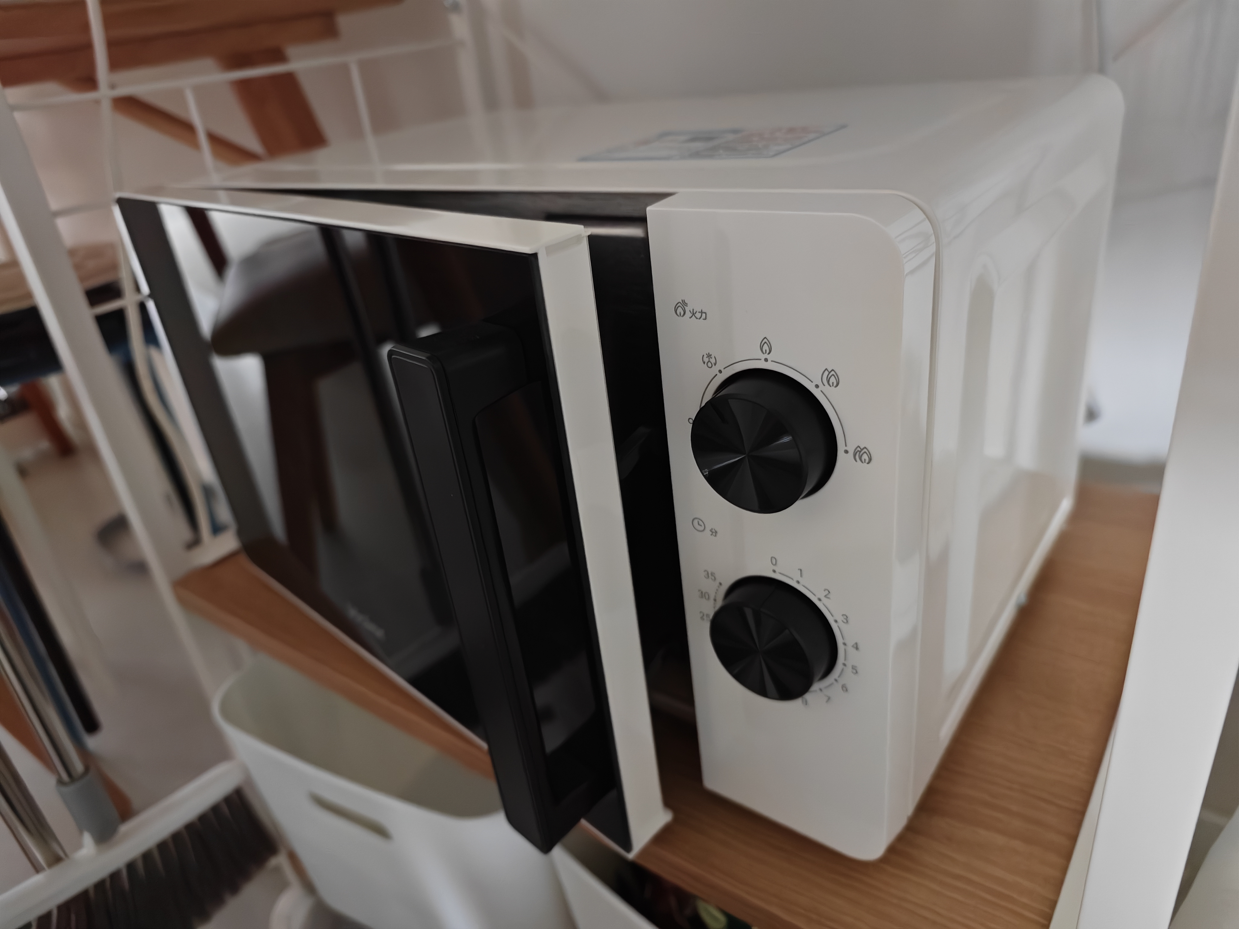 海尔（Haier）白巧不锈钢微波炉 0涂层360°转盘加热 旋转操作易洁耐用内胆 家用小型 老人适用 HW-M2003JW 实拍图