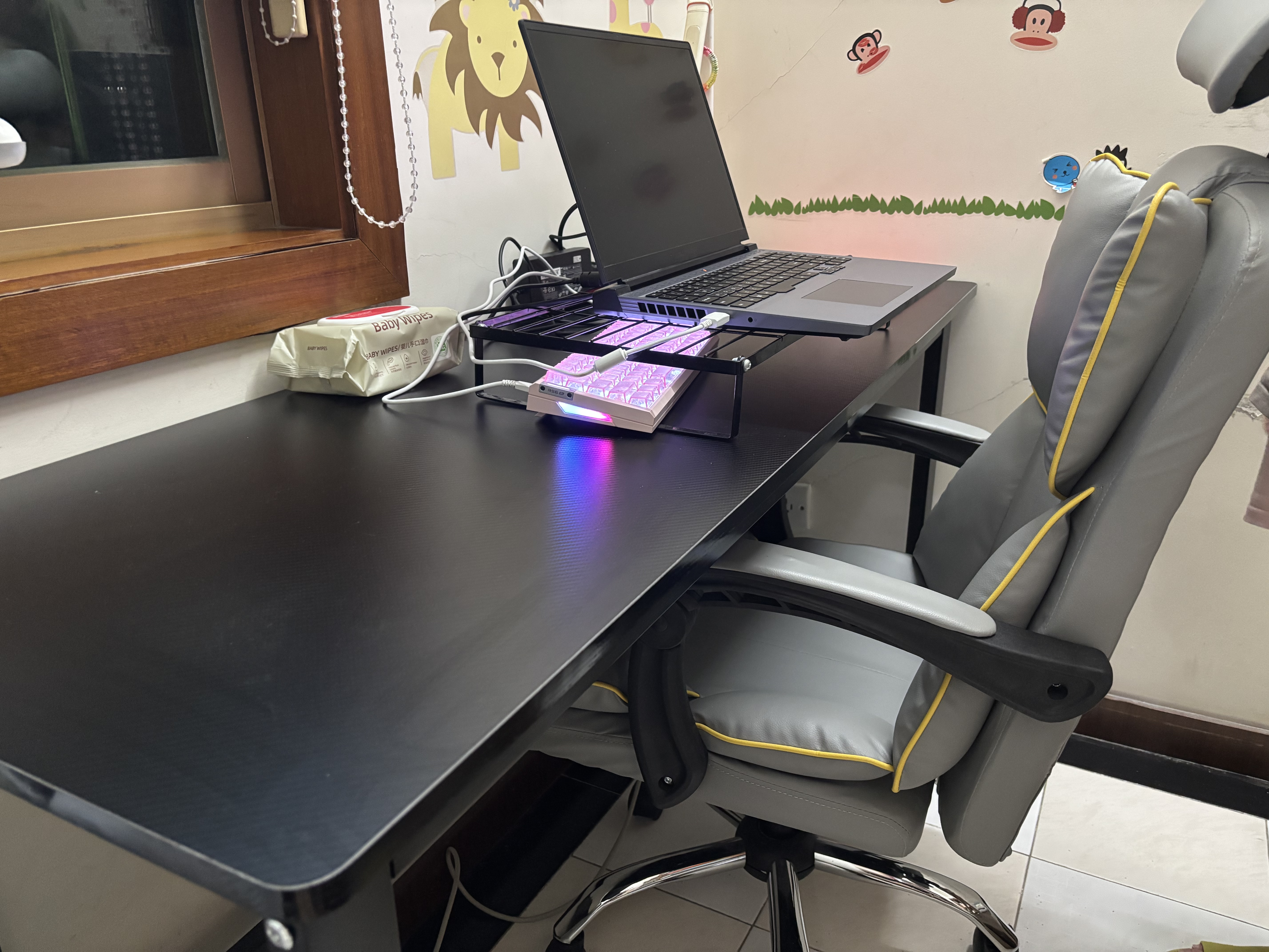 馨美凯电脑桌台式家用简易书桌办公桌简约现代工作台租房卧室学习写字桌 【单桌1.6cm厚桌面】黑架+碳纤色 长140cm*宽50cm*高74cm 实拍图