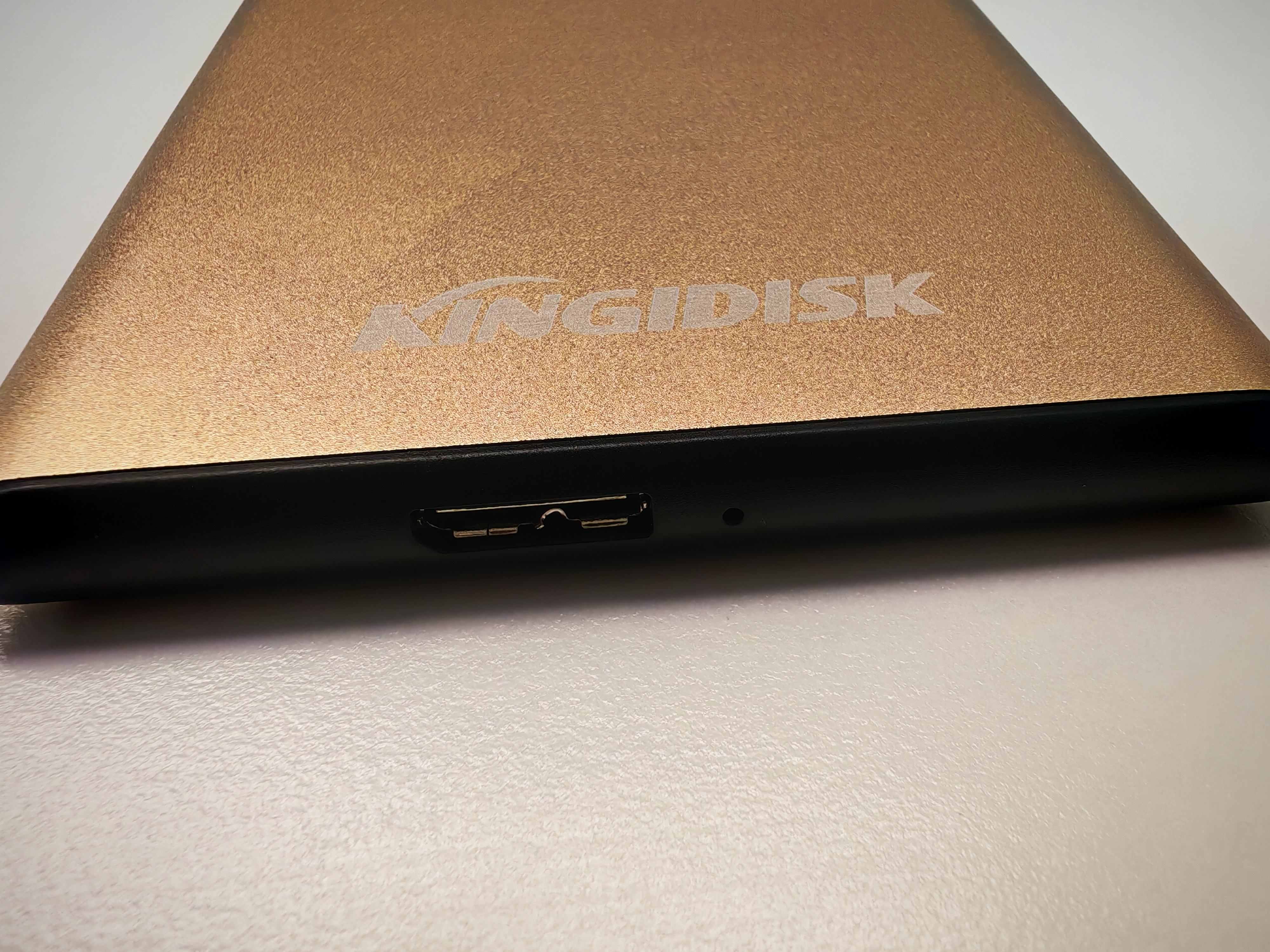黑甲虫 (KINGIDISK) 500G USB3.0 移动硬盘 SLIM系列 2.5英寸 中国金 9.5mm金属纤薄 抗震抗压 SLIM500 实拍图