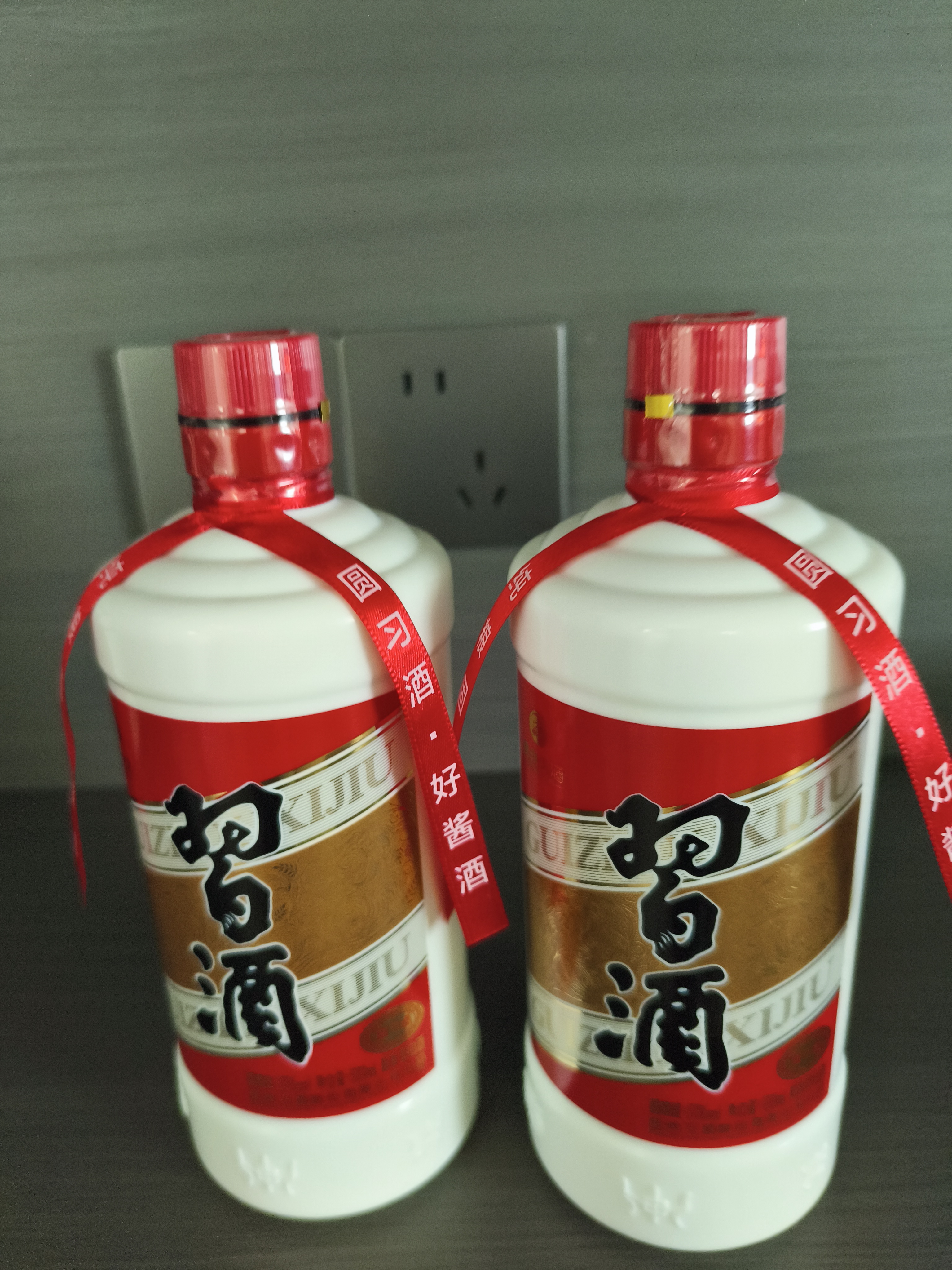 习酒 圆习酒礼盒 酱香型53度白酒礼盒 礼品酒粮食酒酱酒 端午宴请送礼 53度 500mL 2瓶 礼盒装（内含酒具） 实拍图