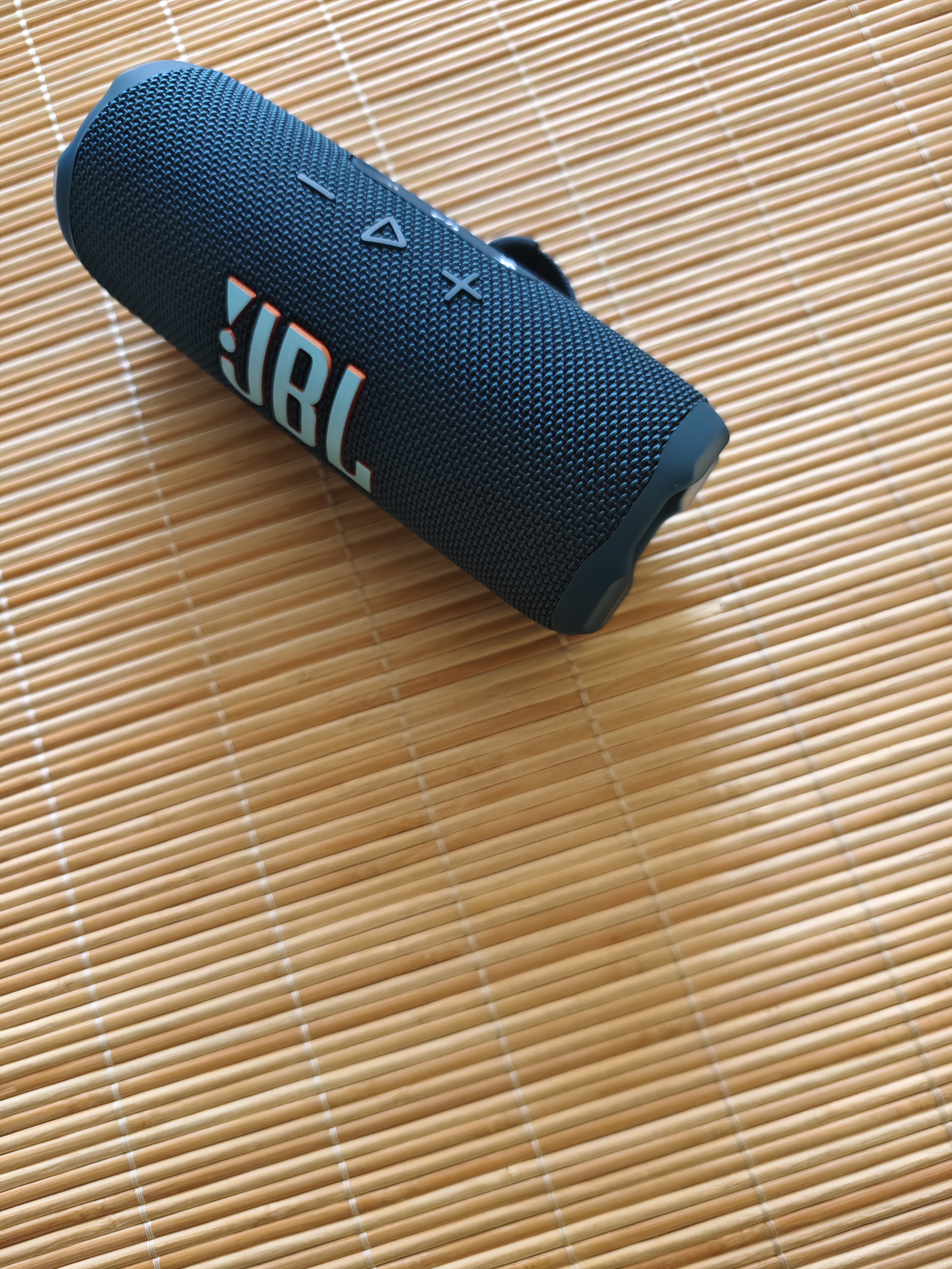 JBL FLIP7 音乐万花筒七代 蓝牙音箱 户外音响 多台串联 赛道扬声器 iphone17pro适用 海军蓝 实拍图