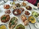 方杰 折叠圆桌餐桌酒店大圆桌面家用桌子户外便携式塑料餐桌吃饭桌 1.35米 8-10人白 加固 实拍图