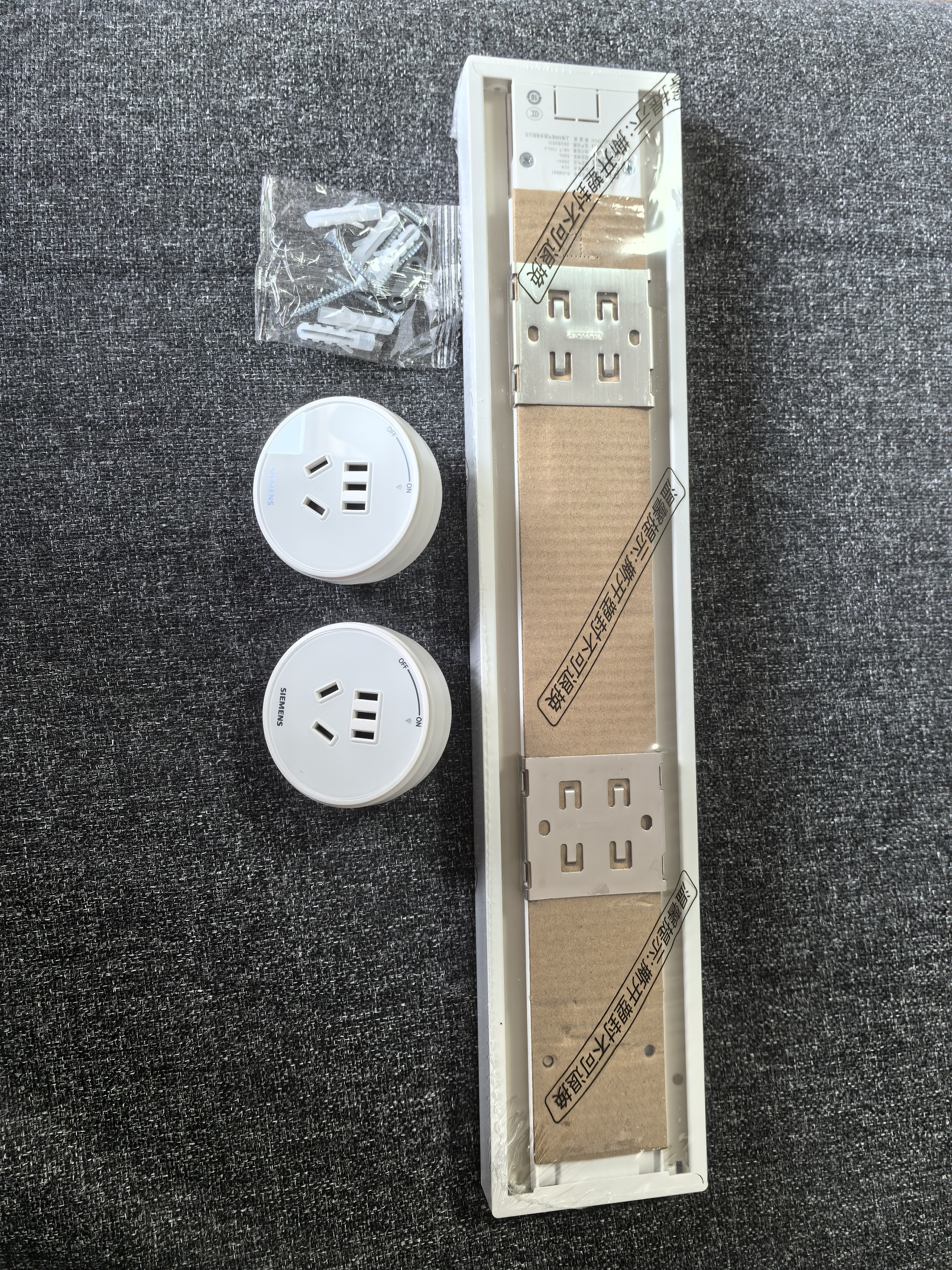 西门子（SIEMENS）轨道插座 明装8000w轨道插板 S8套装40cm轨道+2五孔模块 冰川白 实拍图