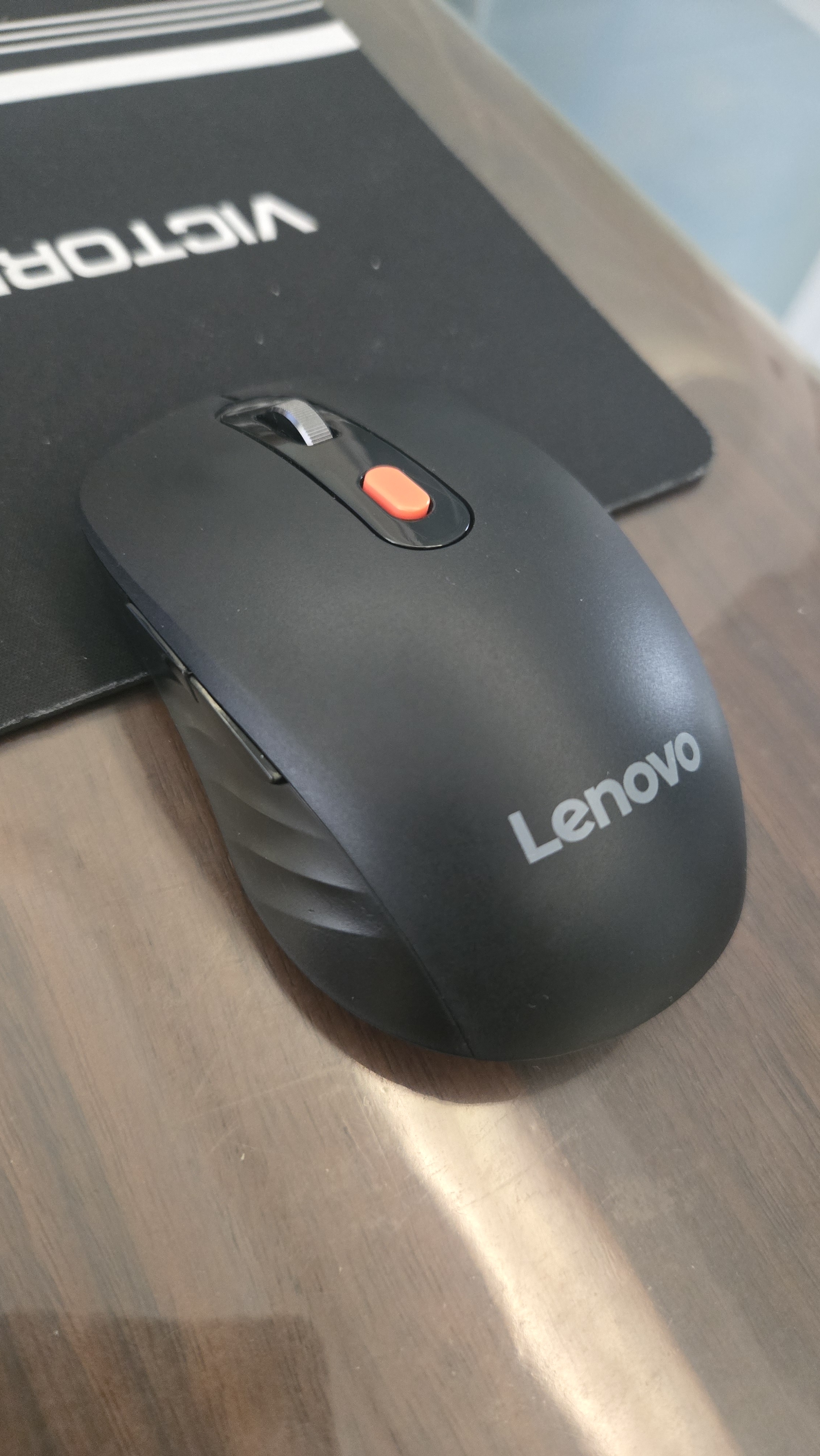 联想（Lenovo）无线蓝牙双模充电鼠标 蓝牙5.0/3.0 便携办公鼠标人体工学设计 Howard Mouse 2022充电版理性黑 实拍图