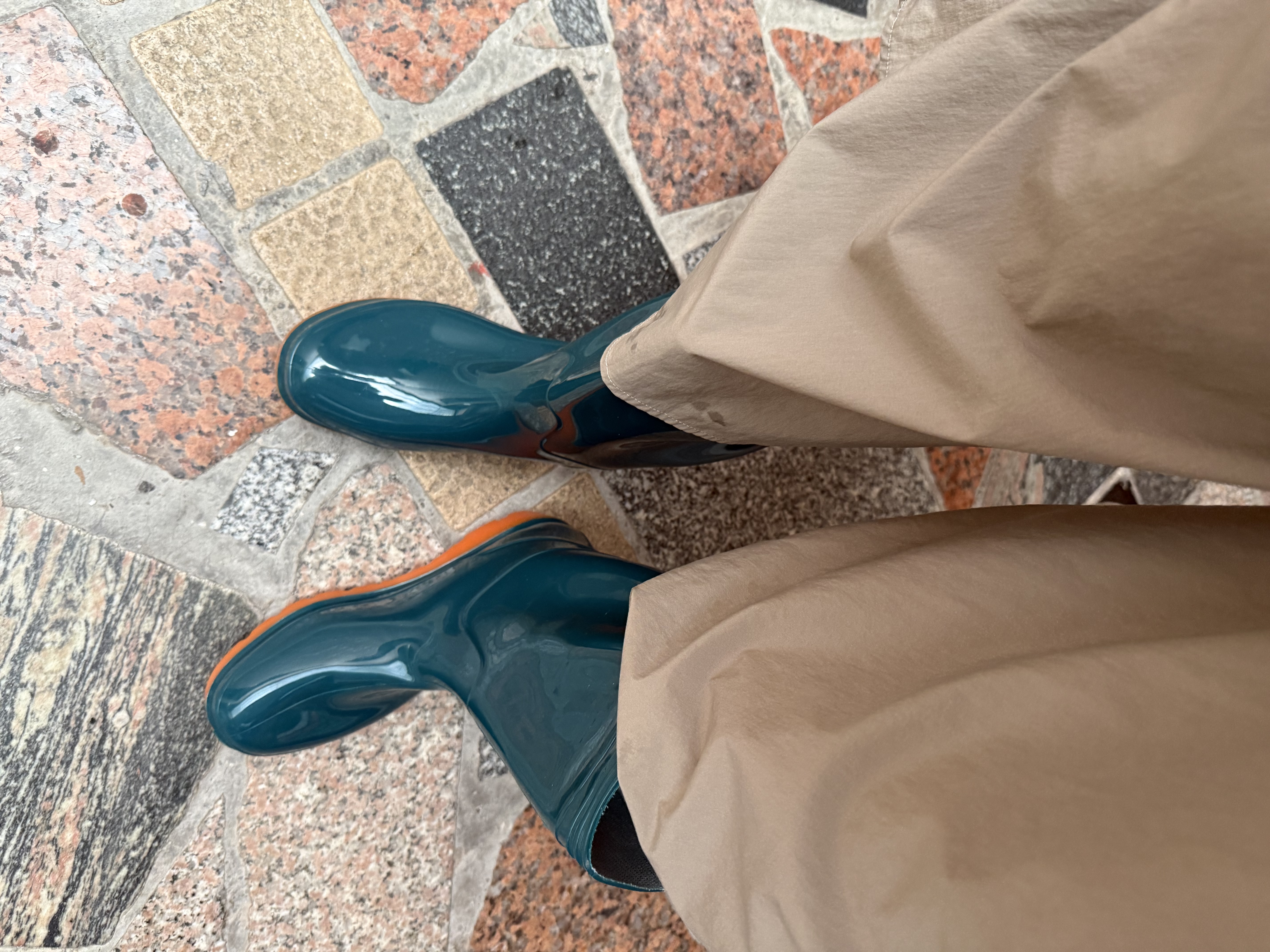 百舸 雨鞋女款 中筒牛筋防水防滑耐酸碱农场劳保雨靴 墨绿色 39码 实拍图
