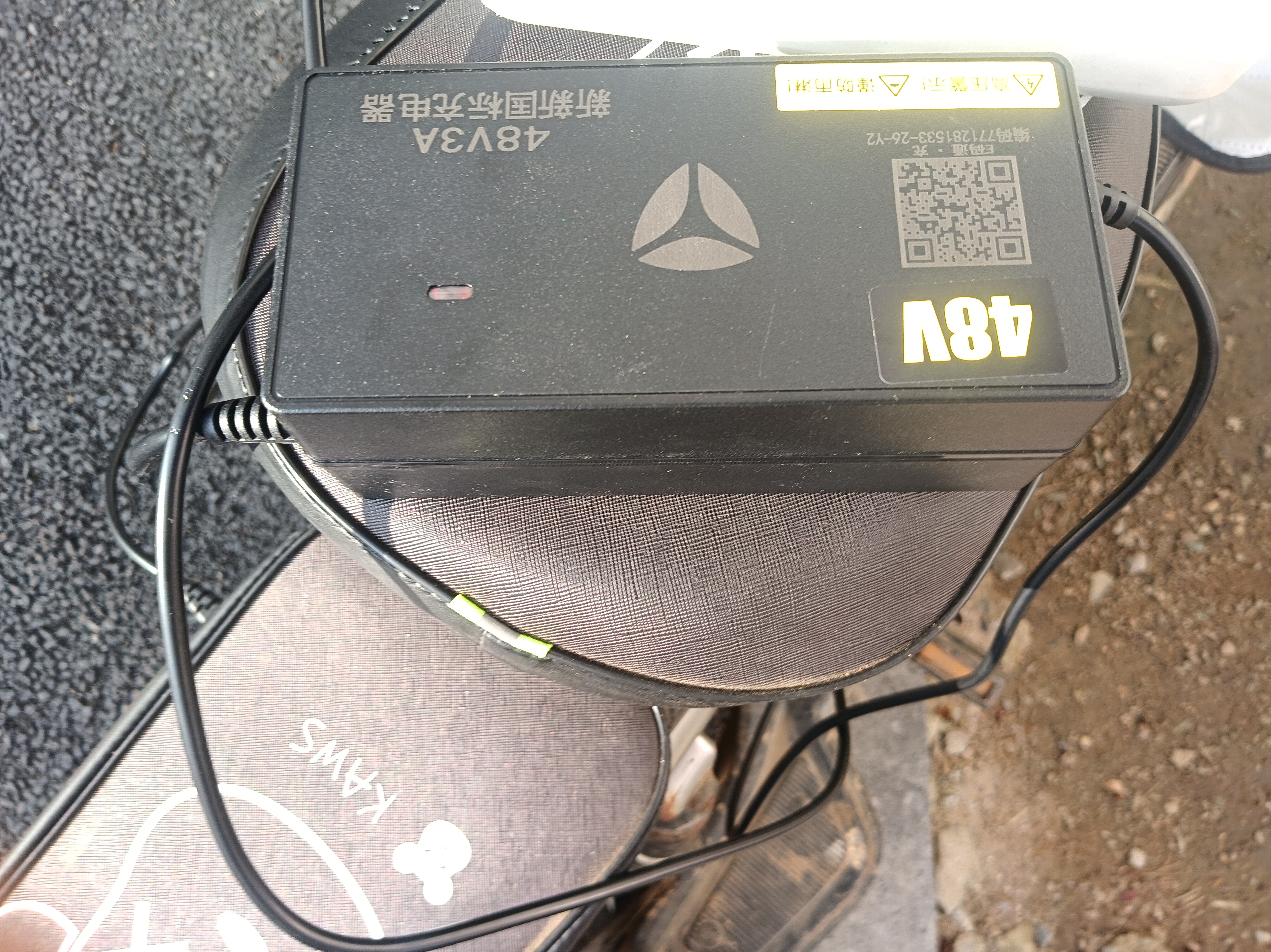 雅迪电动车雅迪原装充电器 48v/60v/72v/2A/3A/4A冠能石墨烯电池电瓶车原厂正品Y头三圆头新国标充电器 48V20AH(3A)【国标转Y接口】原装正品 实拍图