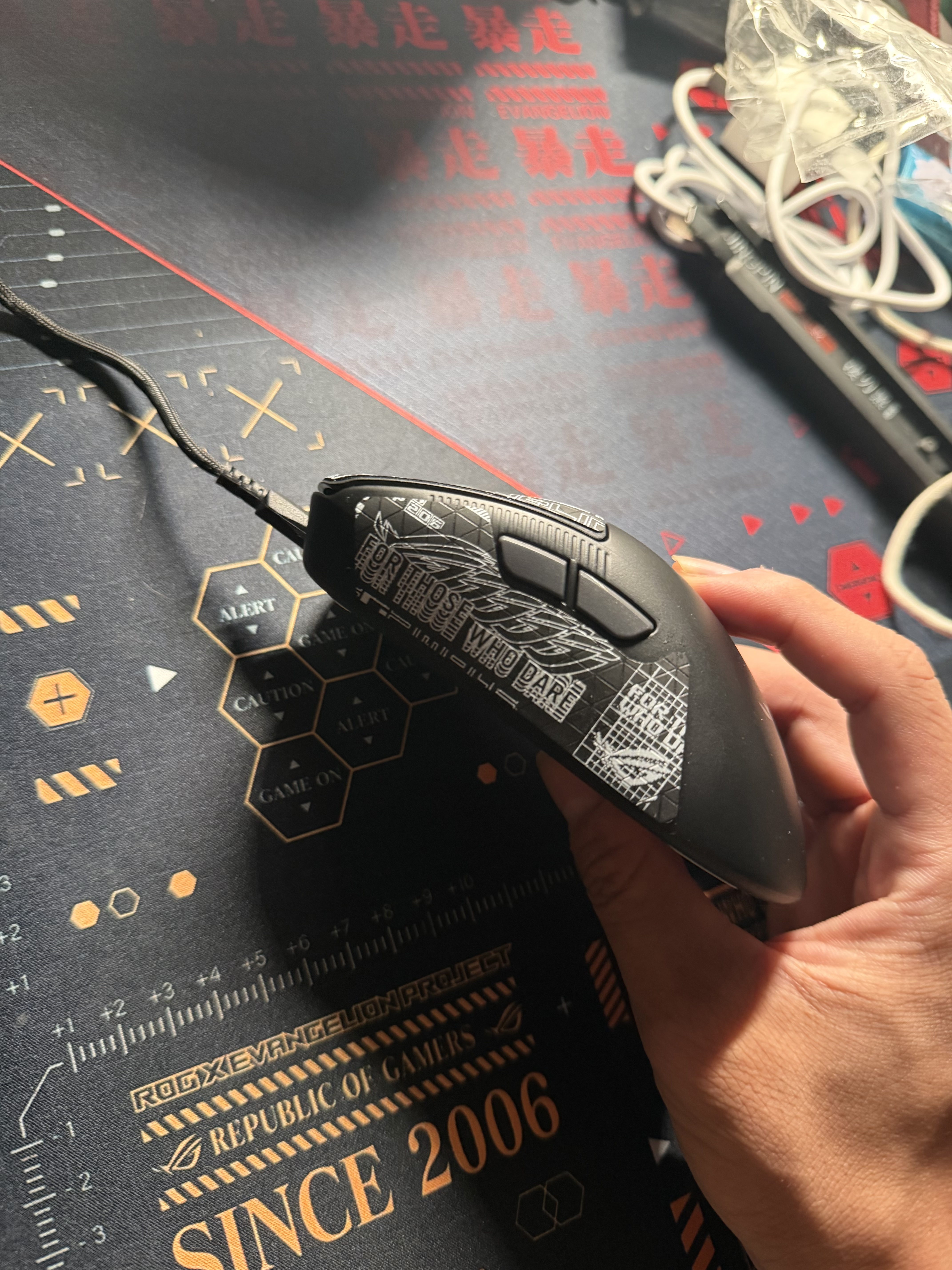 ROG月刃2 ACE三模无线游戏鼠标 AimPoint Pro传感器 42000DPI无线4K 54g轻量化鼠标+8KHz轮询率接收器 实拍图