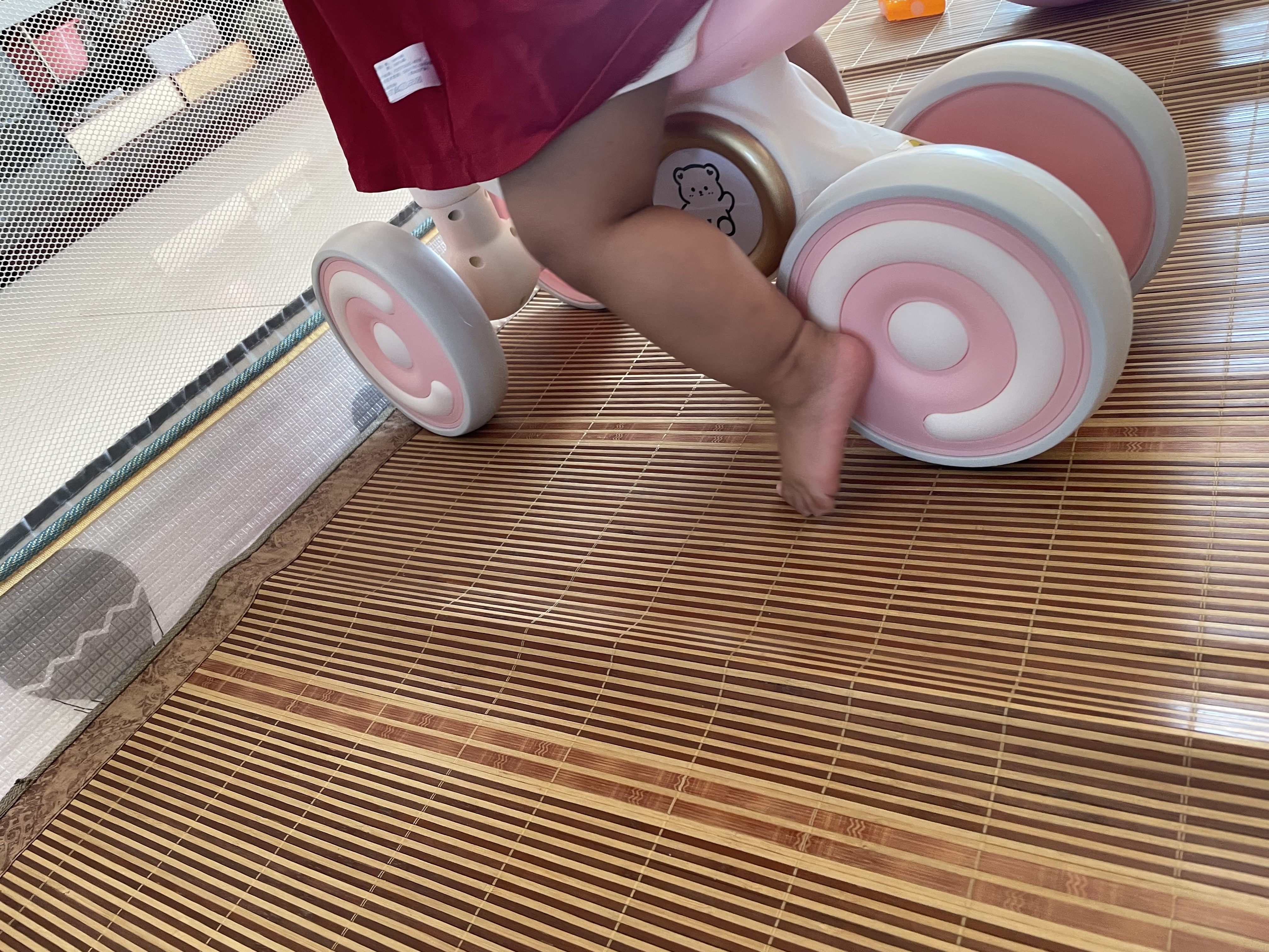 麦格萌儿童平衡车1-3岁宝宝防侧翻四轮滑步车入门滑行车2幼儿溜溜车周岁 【灯光音乐+EVA静音轮+加大加厚车身】 公主粉 1岁2岁3岁男孩女孩宝宝周岁生日六一儿童节礼物 实拍图