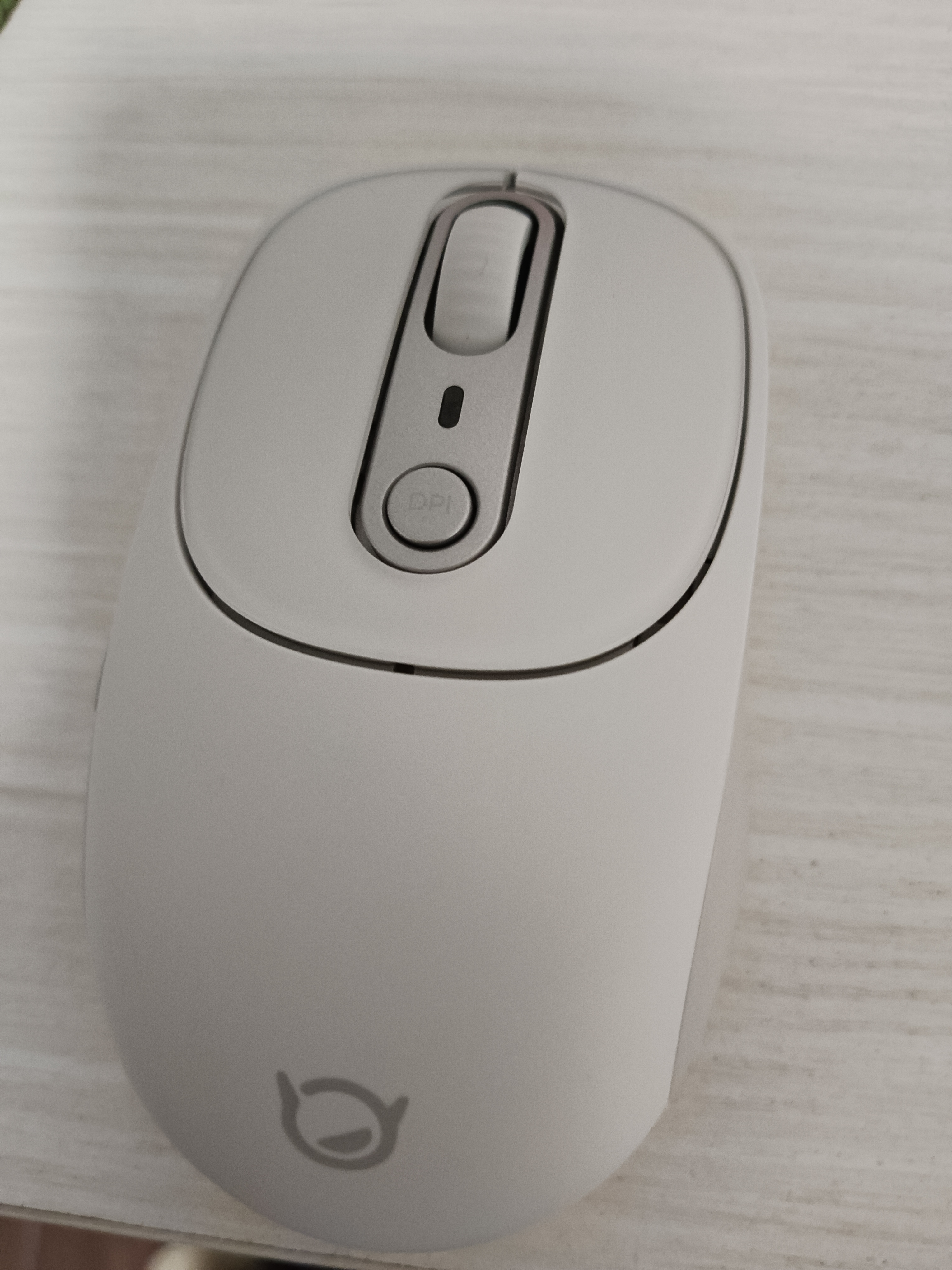 联想（Lenovo）小新无线蓝牙充电鼠标Plus月慕白 人体工学设计商务办公轻音便携 笔记本平板通用 XM300单蓝牙 实拍图