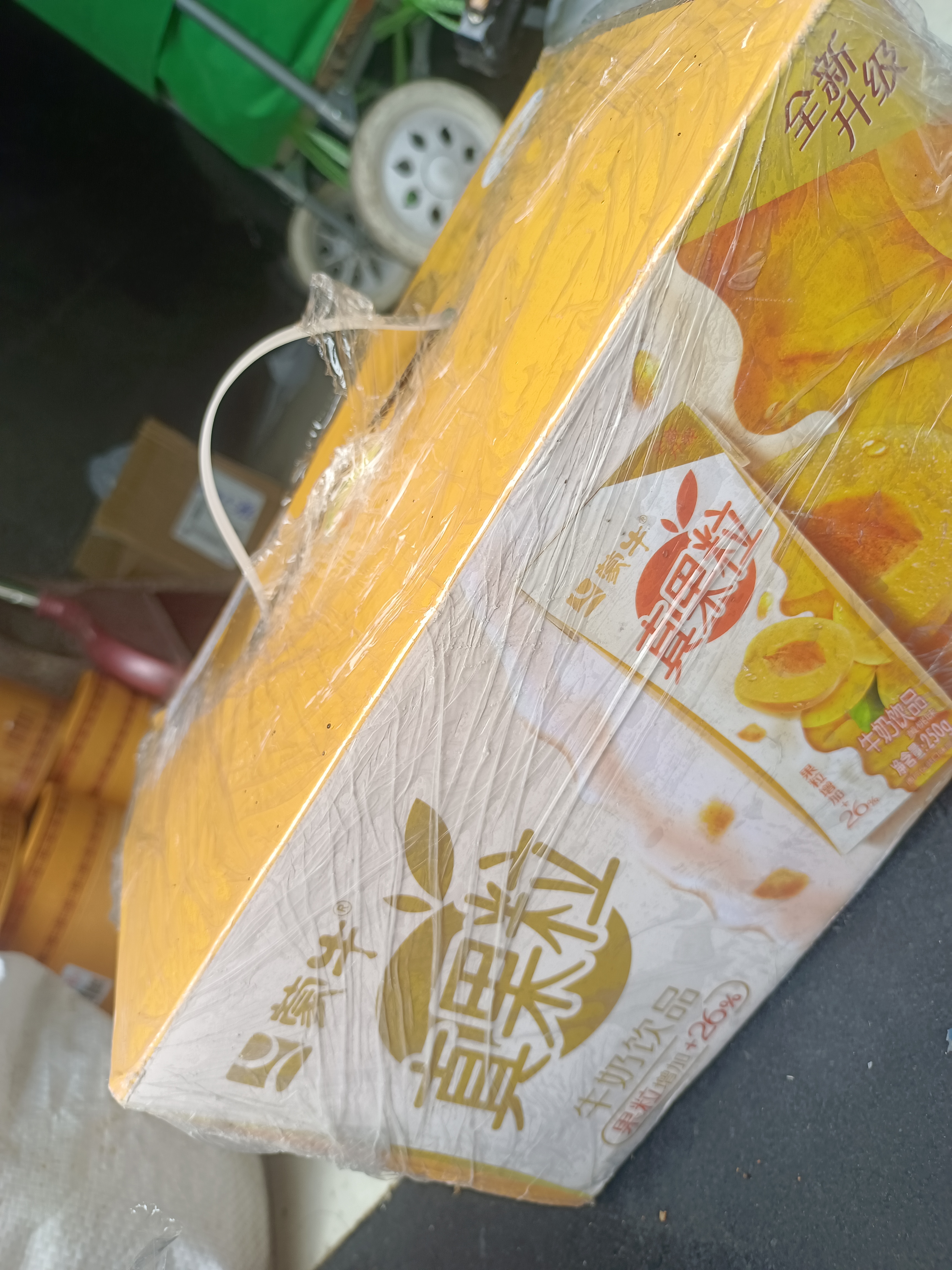 蒙牛真果粒黄桃味牛奶饮品250g*12盒 礼盒新老包装 含乳饮料送礼礼盒 实拍图