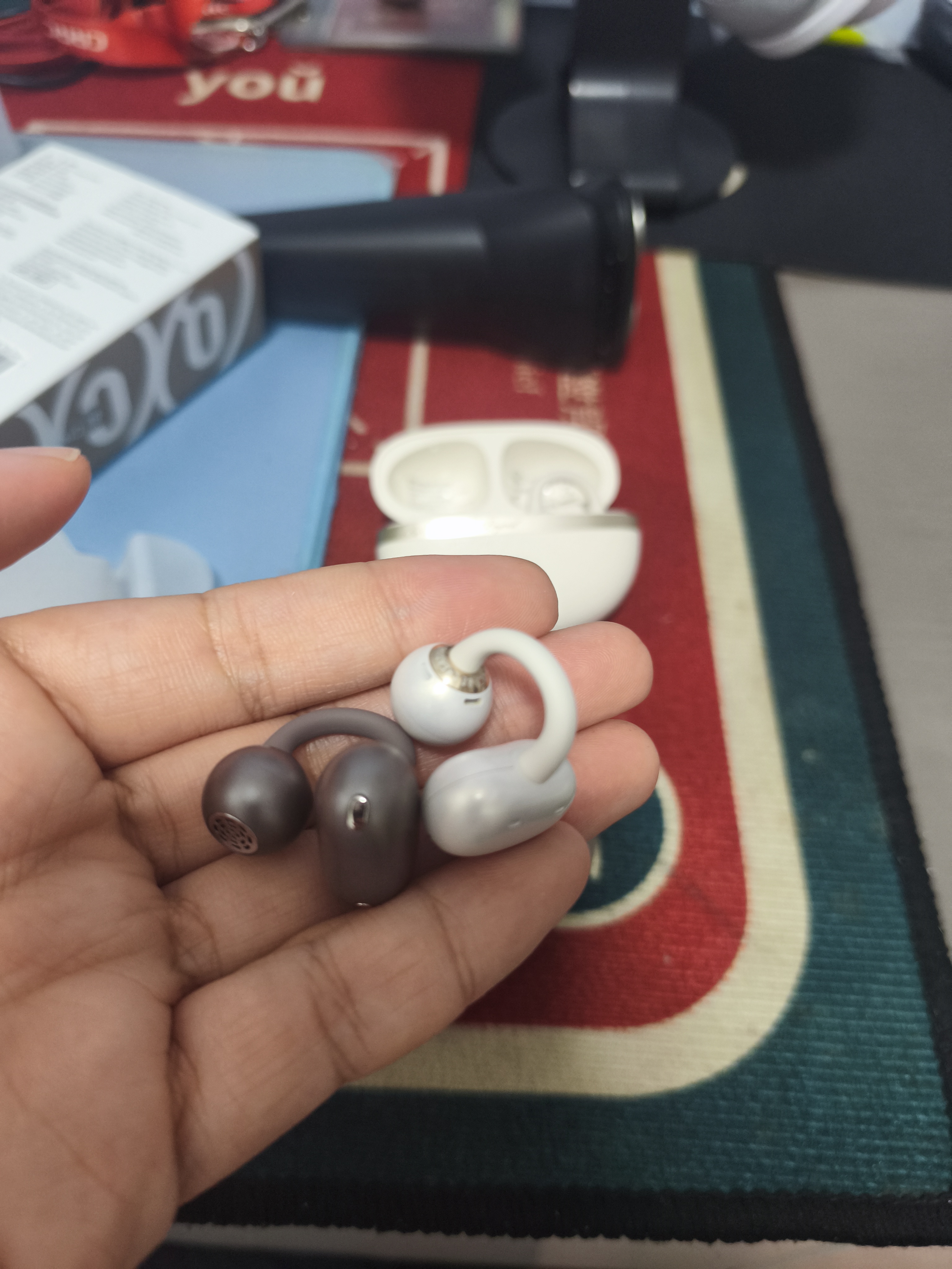 QCYC50S 小耳球蓝牙耳机耳夹式AI翻译耳机不漏音骨传导概念碳纤维振膜通话降噪长续航沙丘灰 实拍图