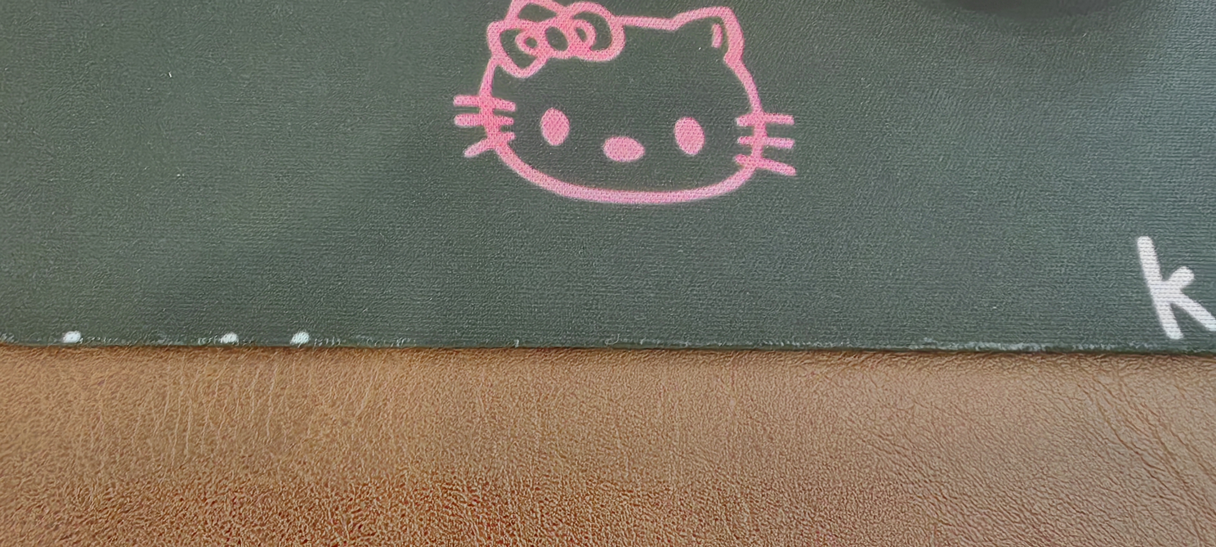 【办公标配】鼠标垫少女心凯蒂猫桌垫Hello kitty小号笔记本办公桌通用数码键盘垫 凯蒂猫 黑色6只 260*210*2mm（无锁边） 实拍图