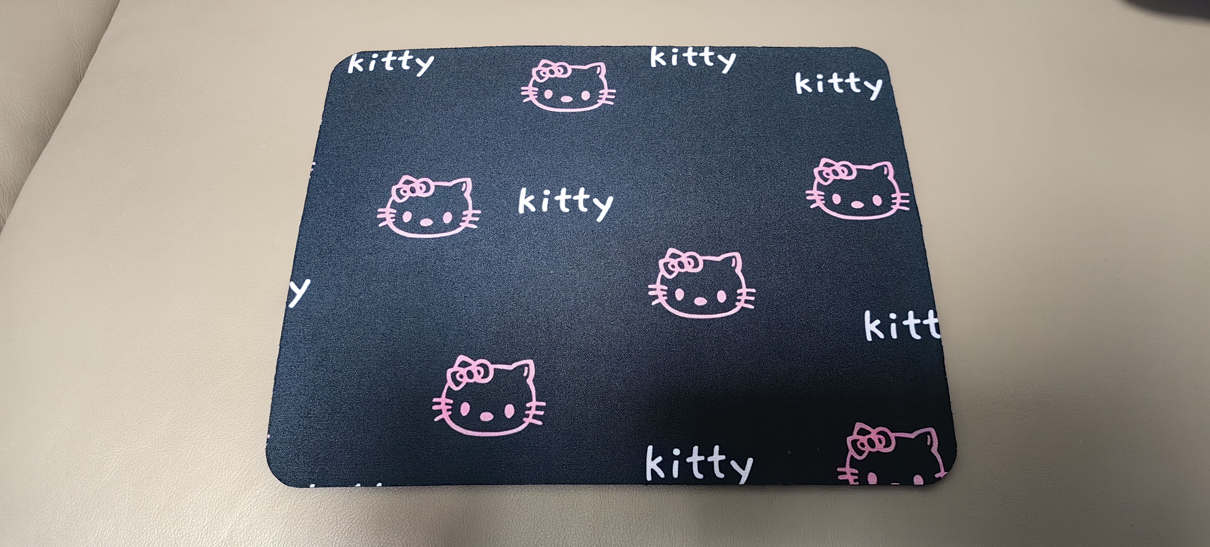 【办公标配】鼠标垫少女心凯蒂猫桌垫Hello kitty小号笔记本办公桌通用数码键盘垫 凯蒂猫 黑色6只 260*210*2mm（无锁边） 实拍图