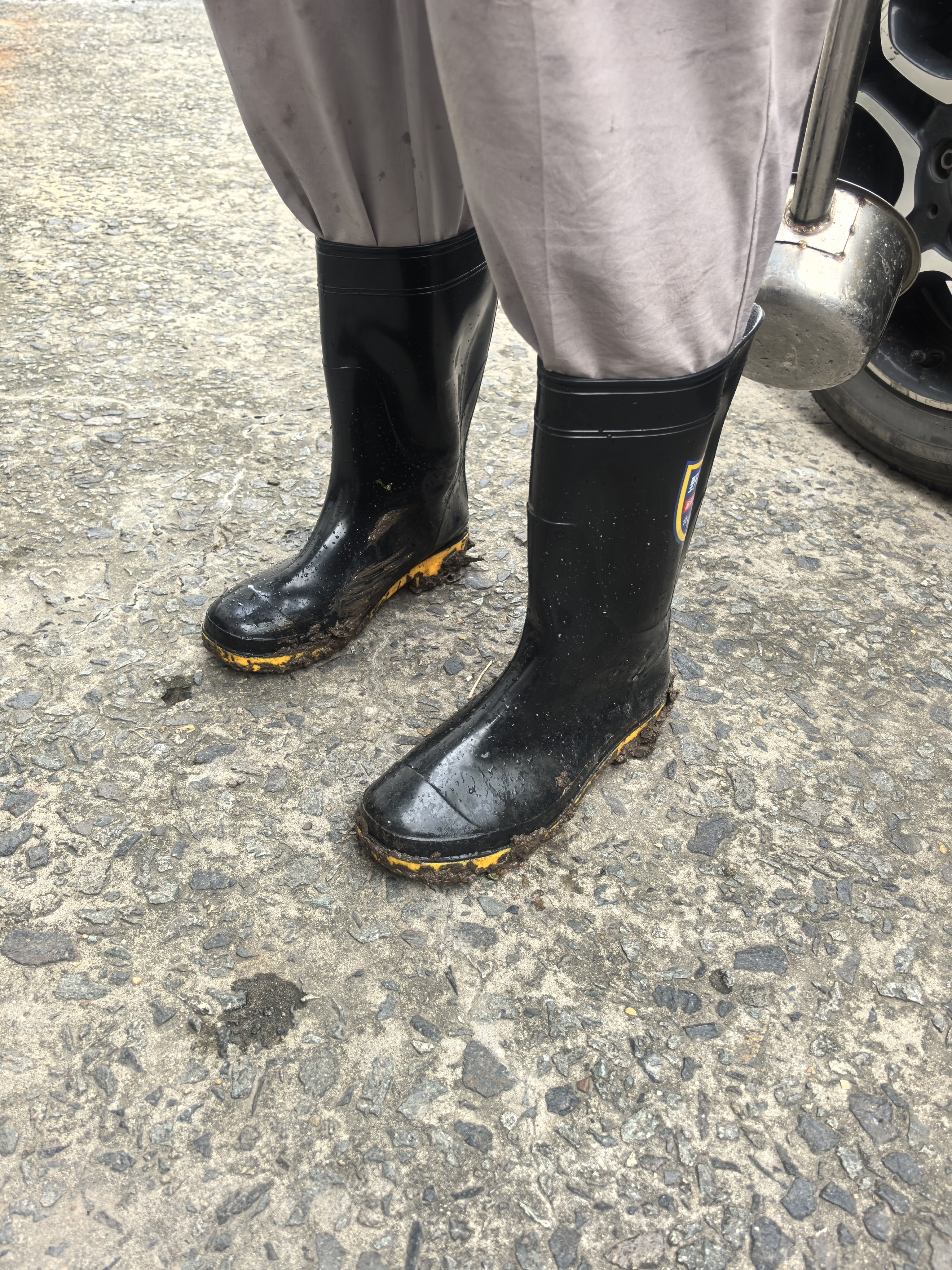 乐优佰易 雨鞋黑色雨靴中筒39码 防水鞋胶鞋户外雨天耐磨不易滑 实拍图