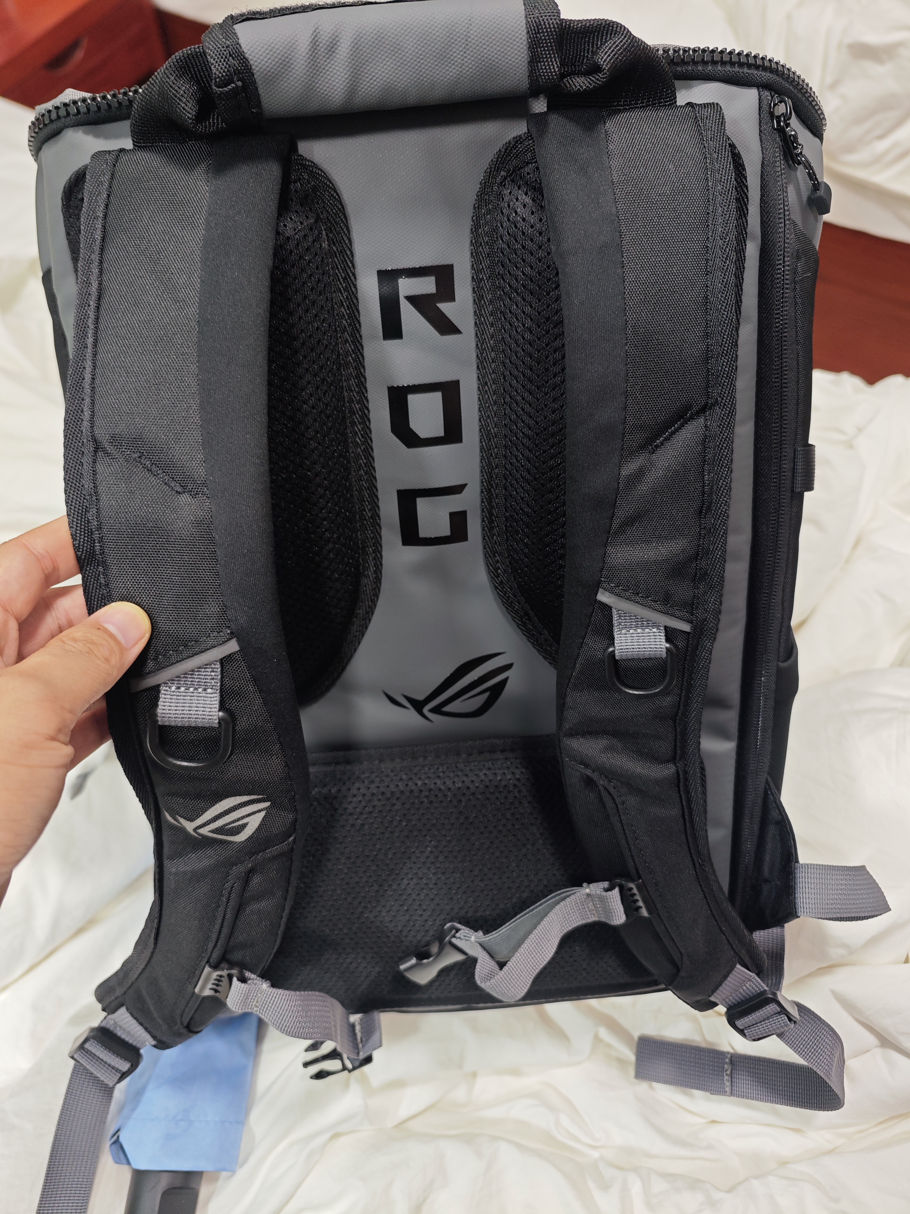 ROG玩家国度电竞游戏笔记本电脑书包出差包多功能大容量防水双肩背包 BP2701异彩版15-16-17.3英寸 实拍图