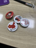 回力国潮胸包男休闲运动单肩包男生小背包学生潮流斜挎包男士挎包腰包 黑色【随机徽章4枚+熊猫挂件】 实拍图