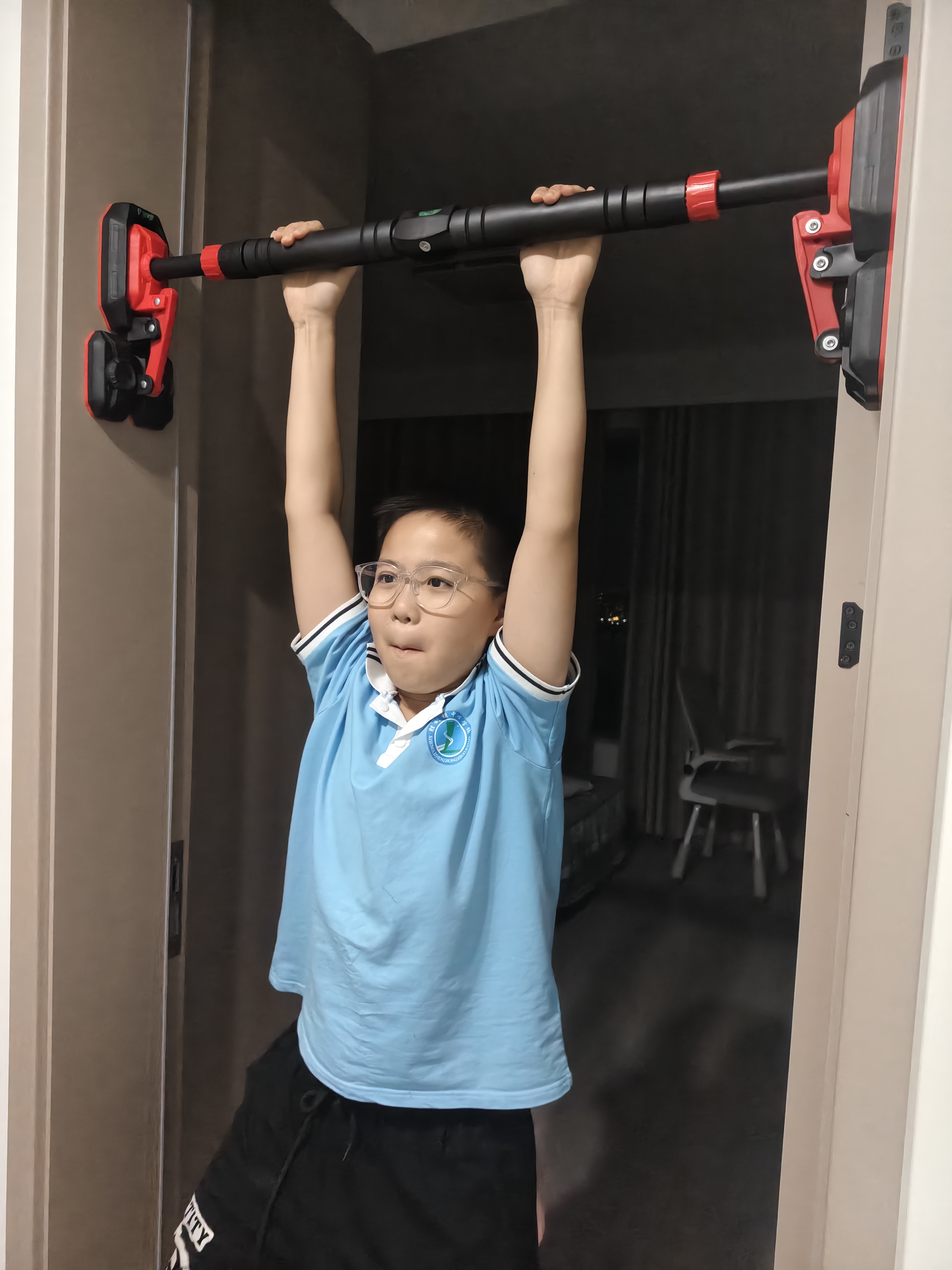 特步（XTEP）家用单杠室内引体向上器儿童成人免打孔门上训练健身器材运动吊杆 升级防滑【巨稳】三脚垫70-100 免打孔/不伤墙体/不下滑 实拍图